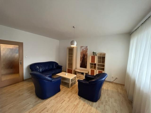 Na PRENÁJOM priestranný 2 izbový byt s veľkou loggiou a parkovaním, 74 m², Tomášikova Bratislava Ružinov