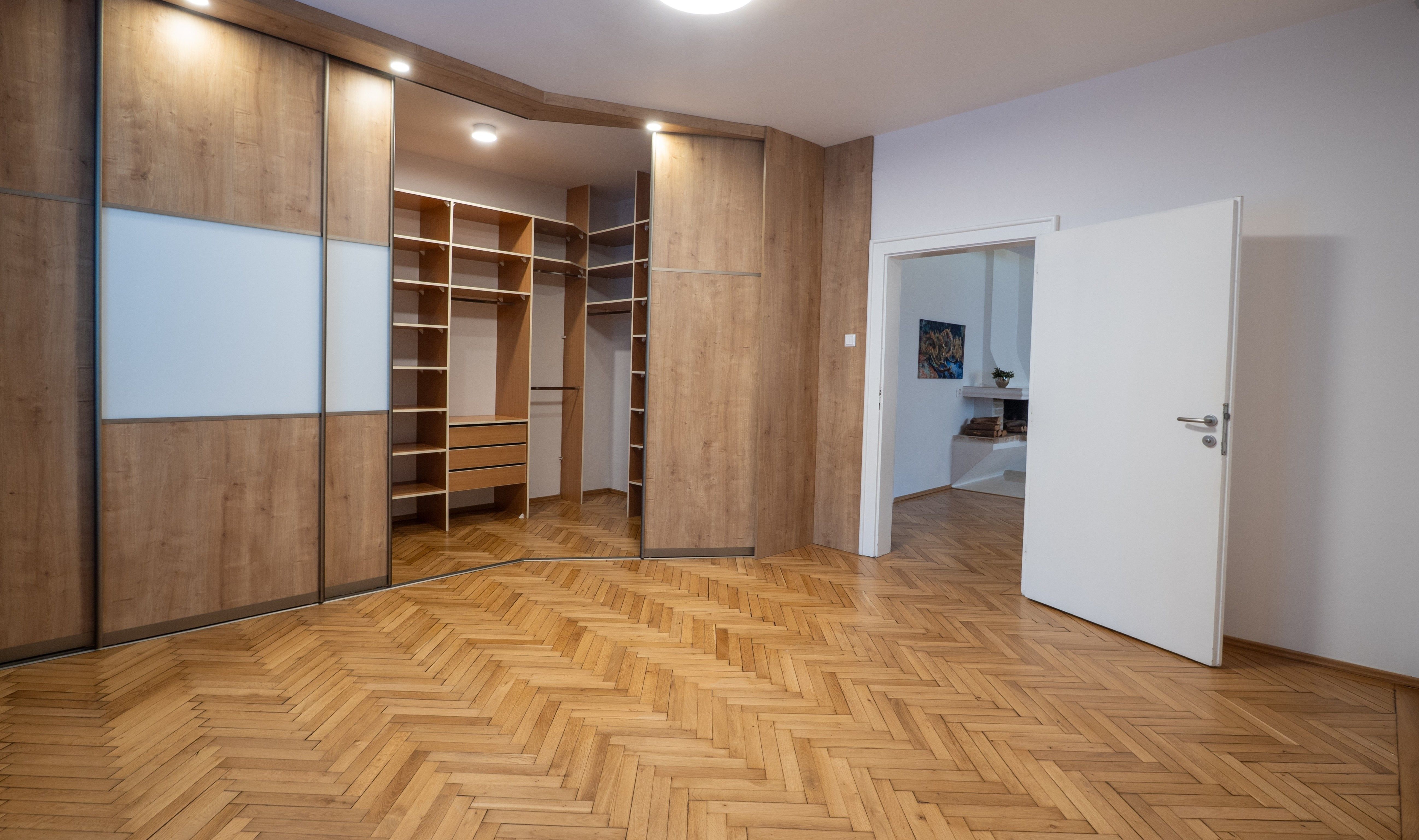 NA PREDAJ komfortné bývanie v centre BA: veľký 4 izbový byt s vysokými stropmi a krbom, orientovaný do tichého vnútrobloku s vlastným parkovaním