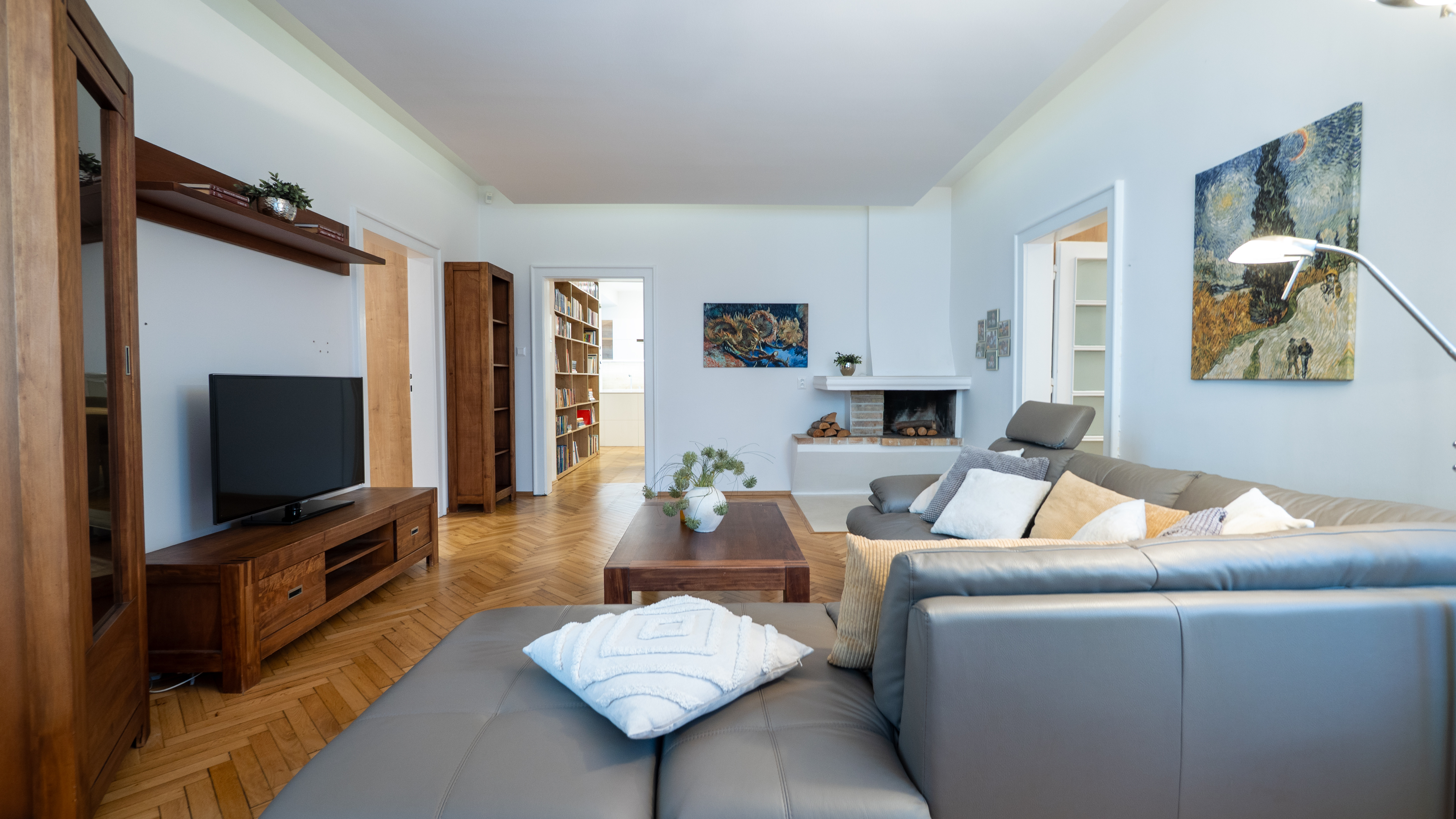 NA PREDAJ komfortné bývanie v centre BA: veľký 4 izbový byt s vysokými stropmi a krbom, orientovaný do tichého vnútrobloku s vlastným parkovaním