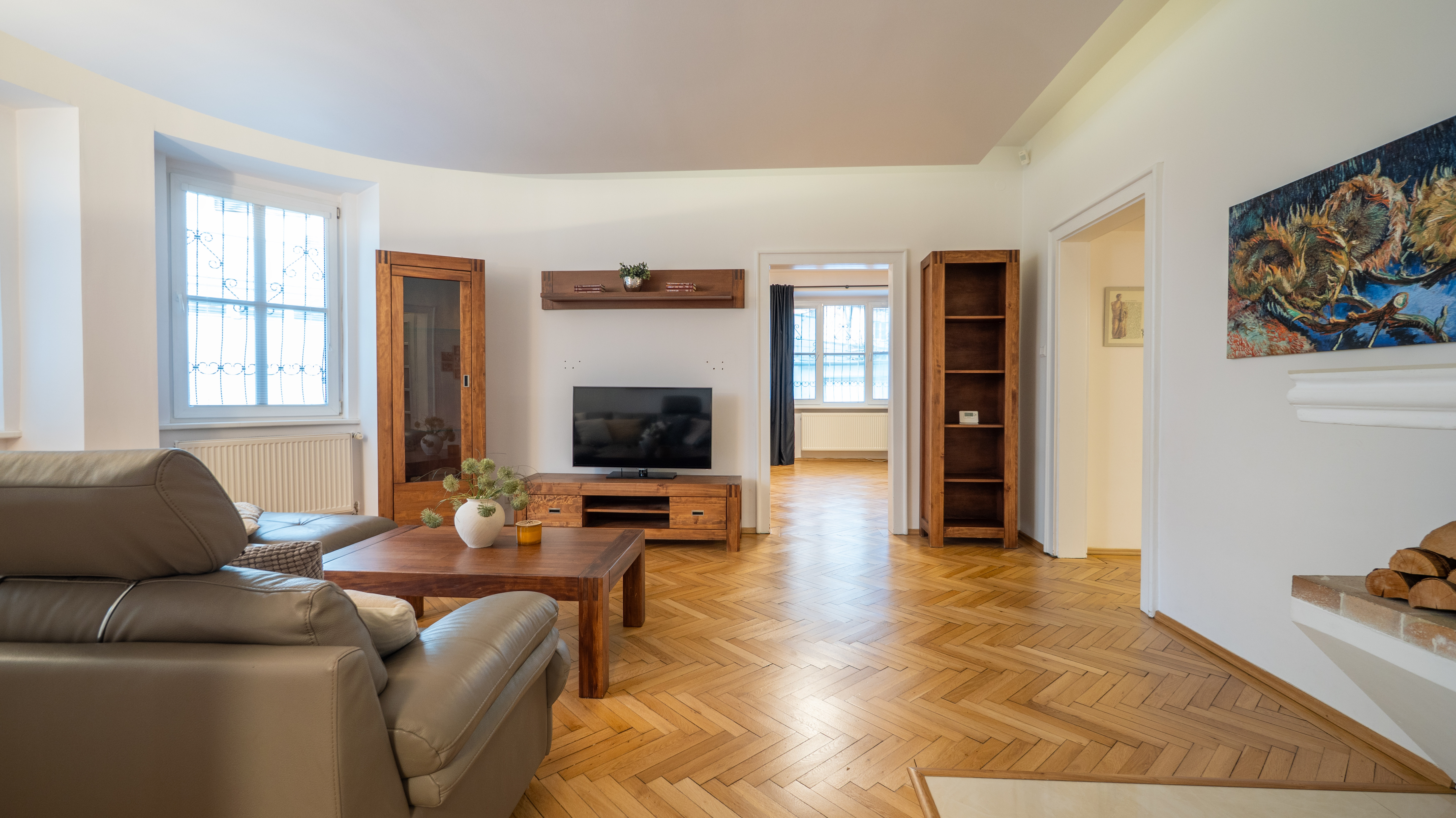 NA PREDAJ komfortné bývanie v centre BA: veľký 4 izbový byt s vysokými stropmi a krbom, orientovaný do tichého vnútrobloku s vlastným parkovaním