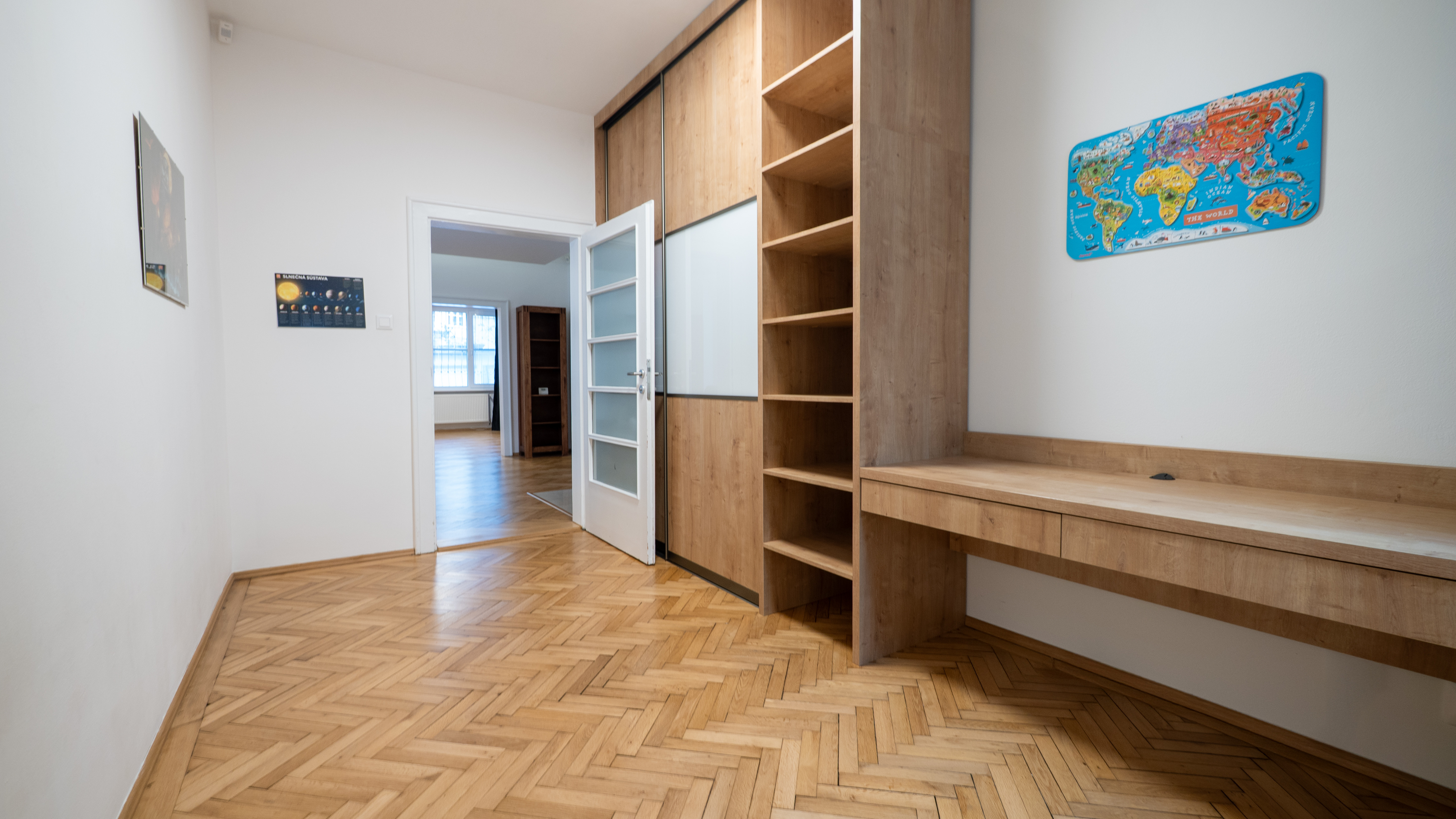 NA PREDAJ komfortné bývanie v centre BA: veľký 4 izbový byt s vysokými stropmi a krbom, orientovaný do tichého vnútrobloku s vlastným parkovaním