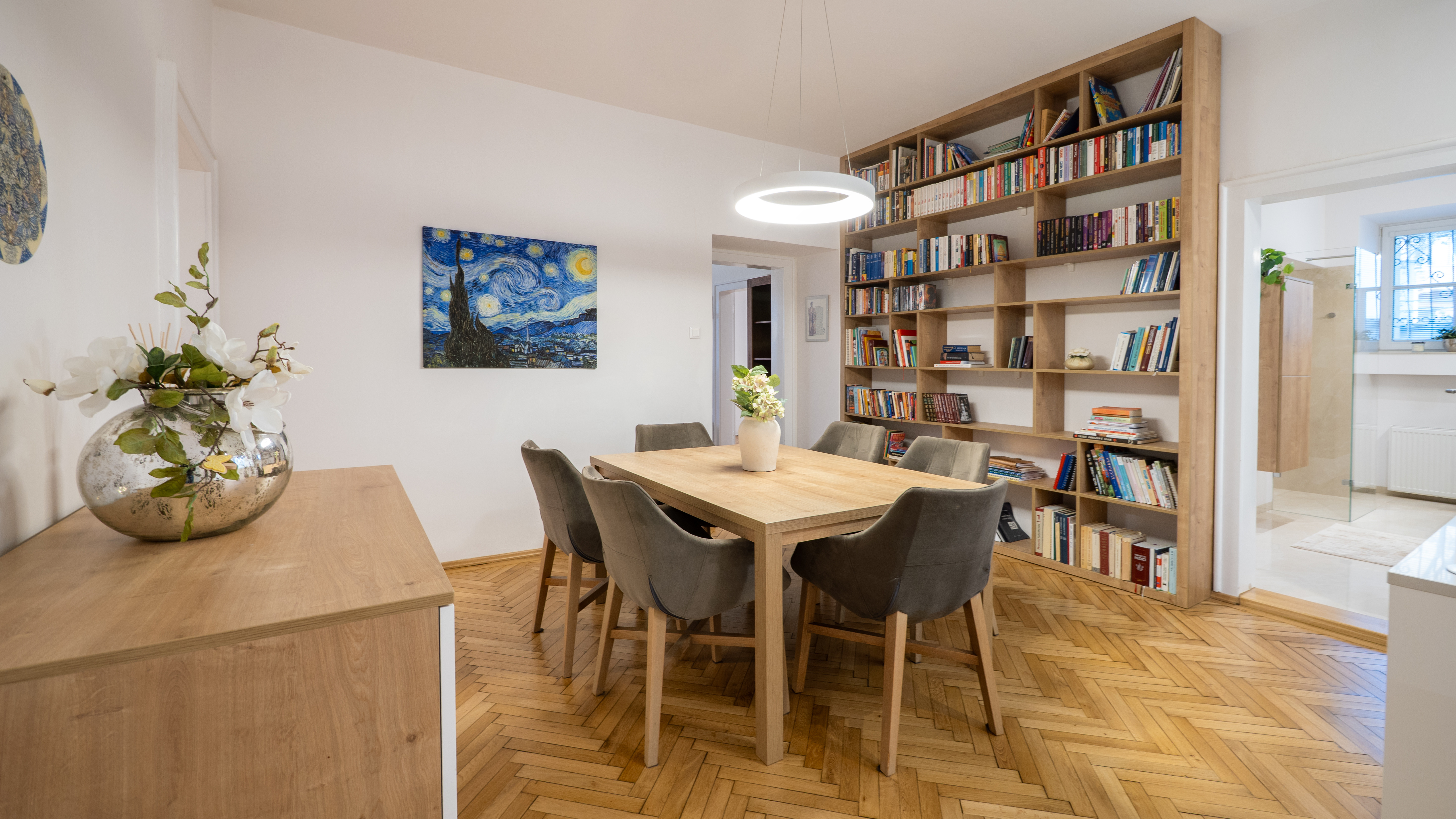 NA PREDAJ komfortné bývanie v centre BA: veľký 4 izbový byt s vysokými stropmi a krbom, orientovaný do tichého vnútrobloku s vlastným parkovaním