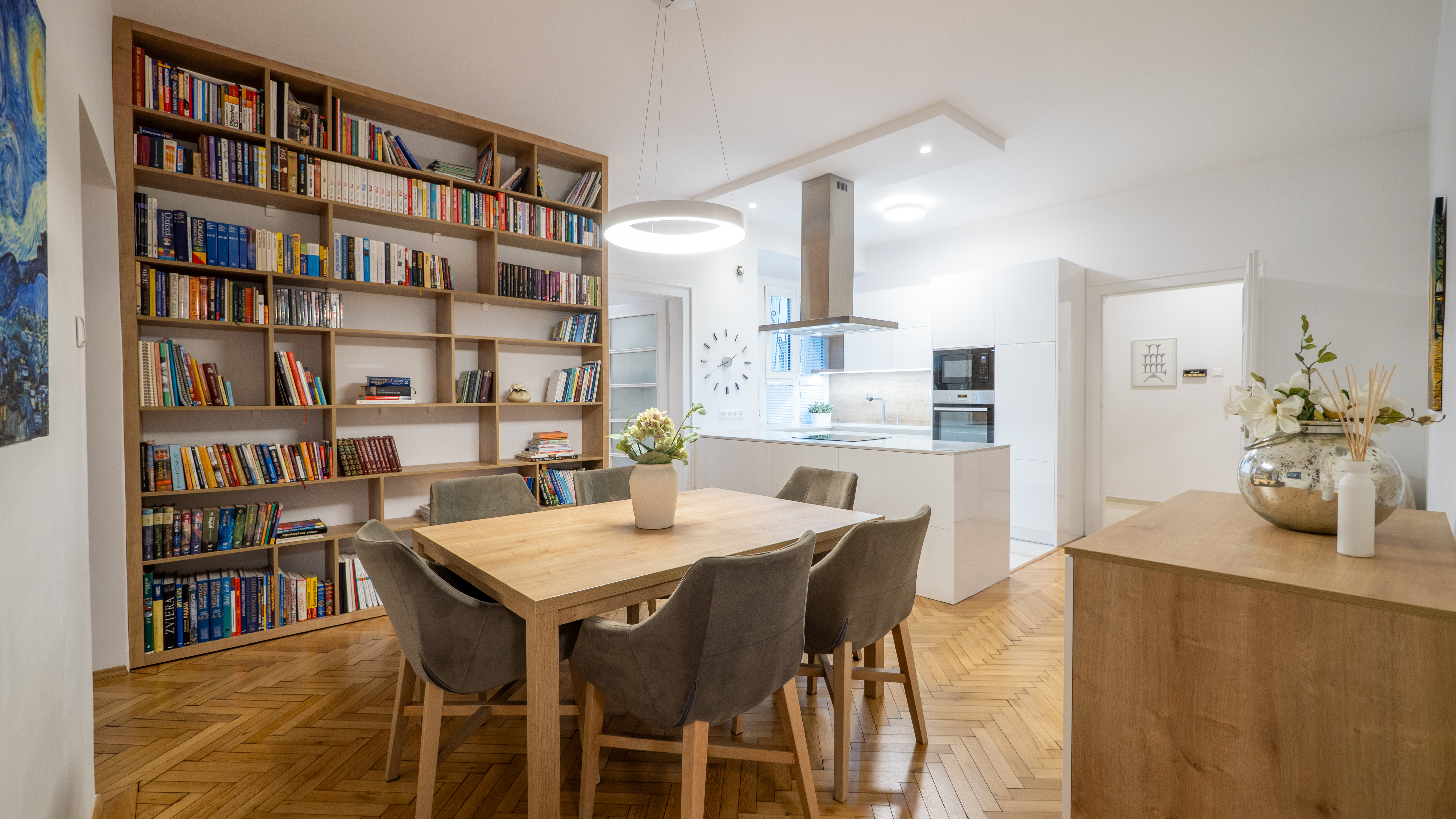 NA PREDAJ komfortné bývanie v centre BA: veľký 4 izbový byt s vysokými stropmi a krbom, orientovaný do tichého vnútrobloku s vlastným parkovaním