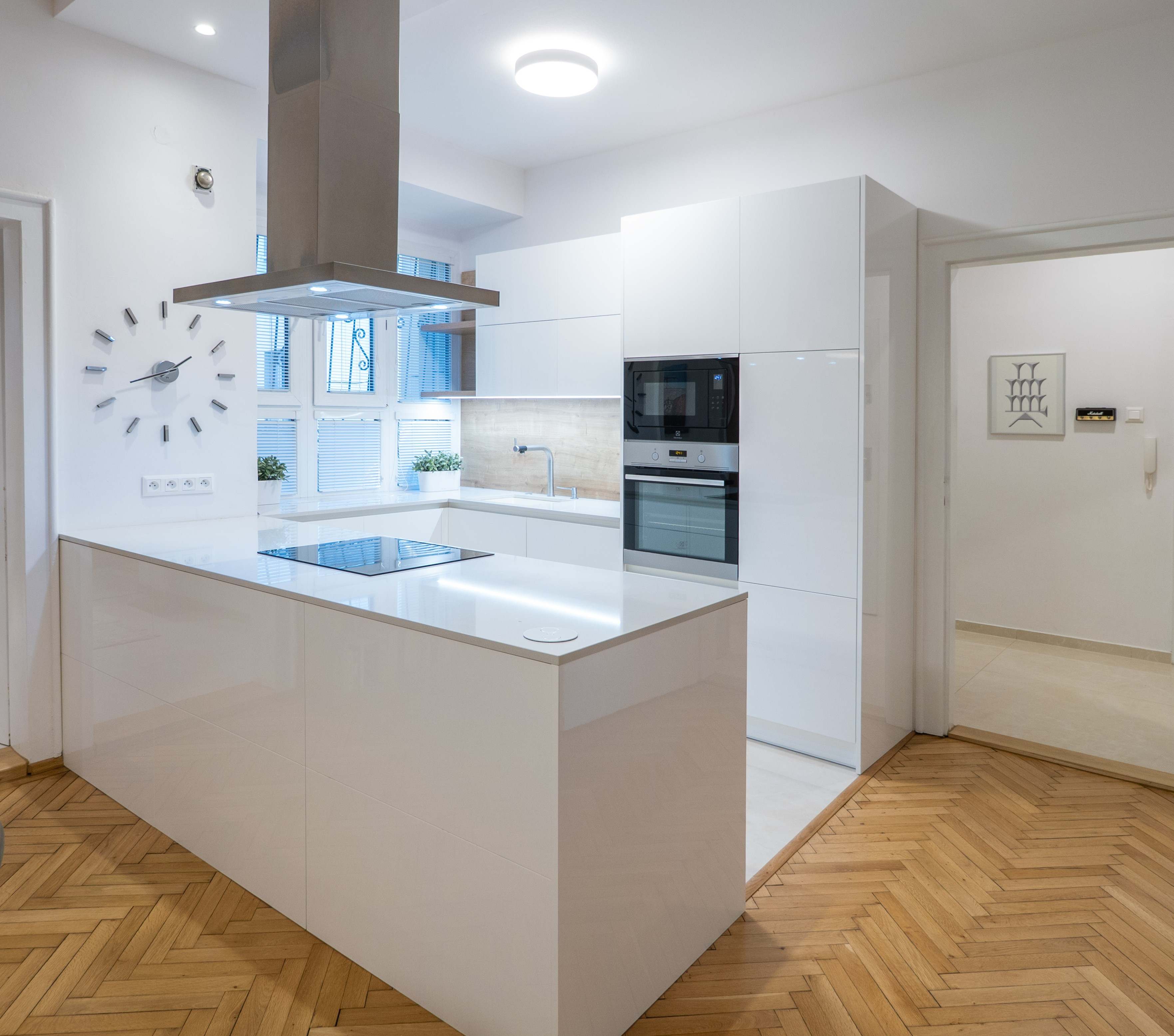 NA PREDAJ komfortné bývanie v centre BA: veľký 4 izbový byt s vysokými stropmi a krbom, orientovaný do tichého vnútrobloku s vlastným parkovaním