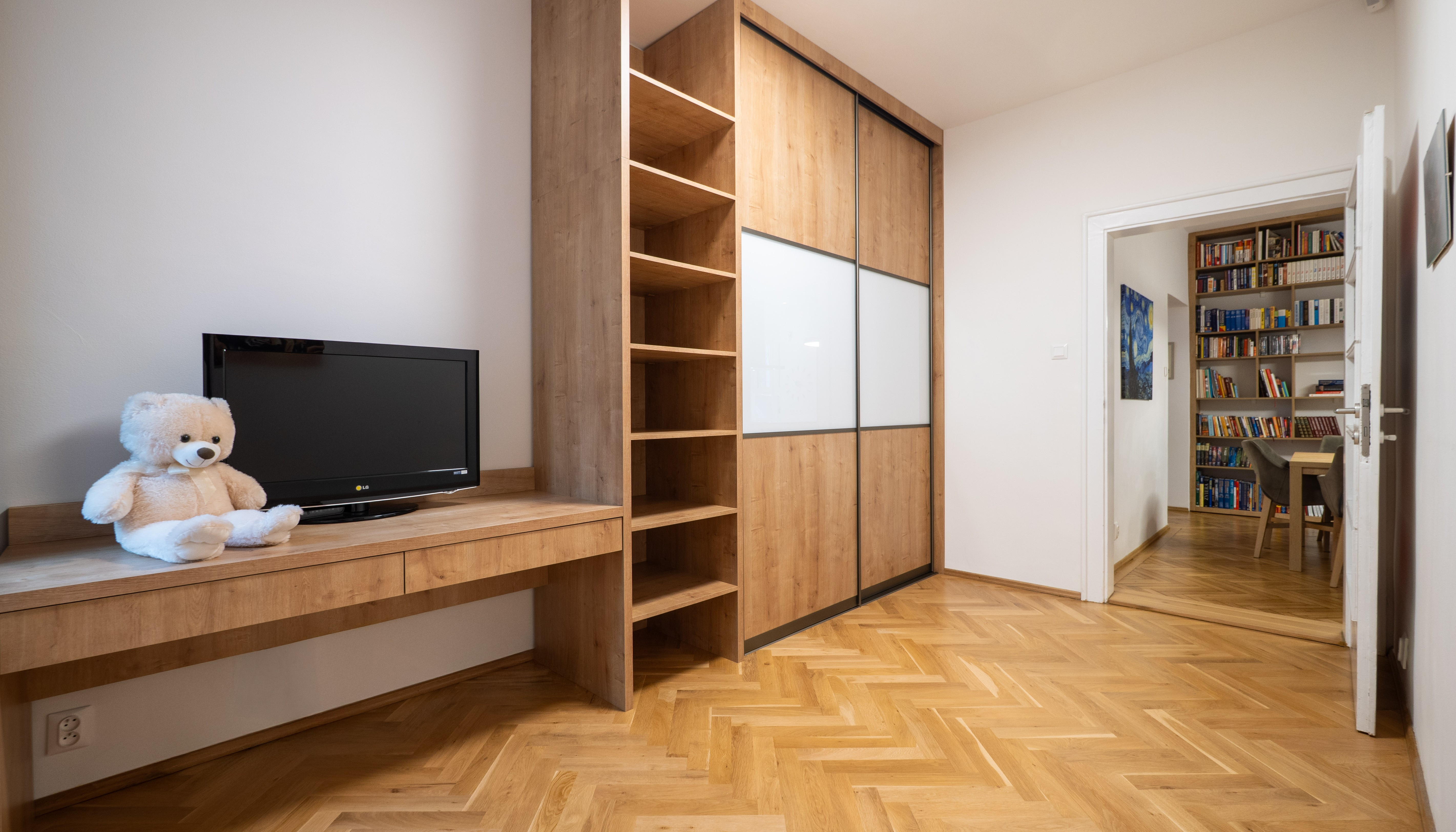 NA PREDAJ komfortné bývanie v centre BA: veľký 4 izbový byt s vysokými stropmi a krbom, orientovaný do tichého vnútrobloku s vlastným parkovaním