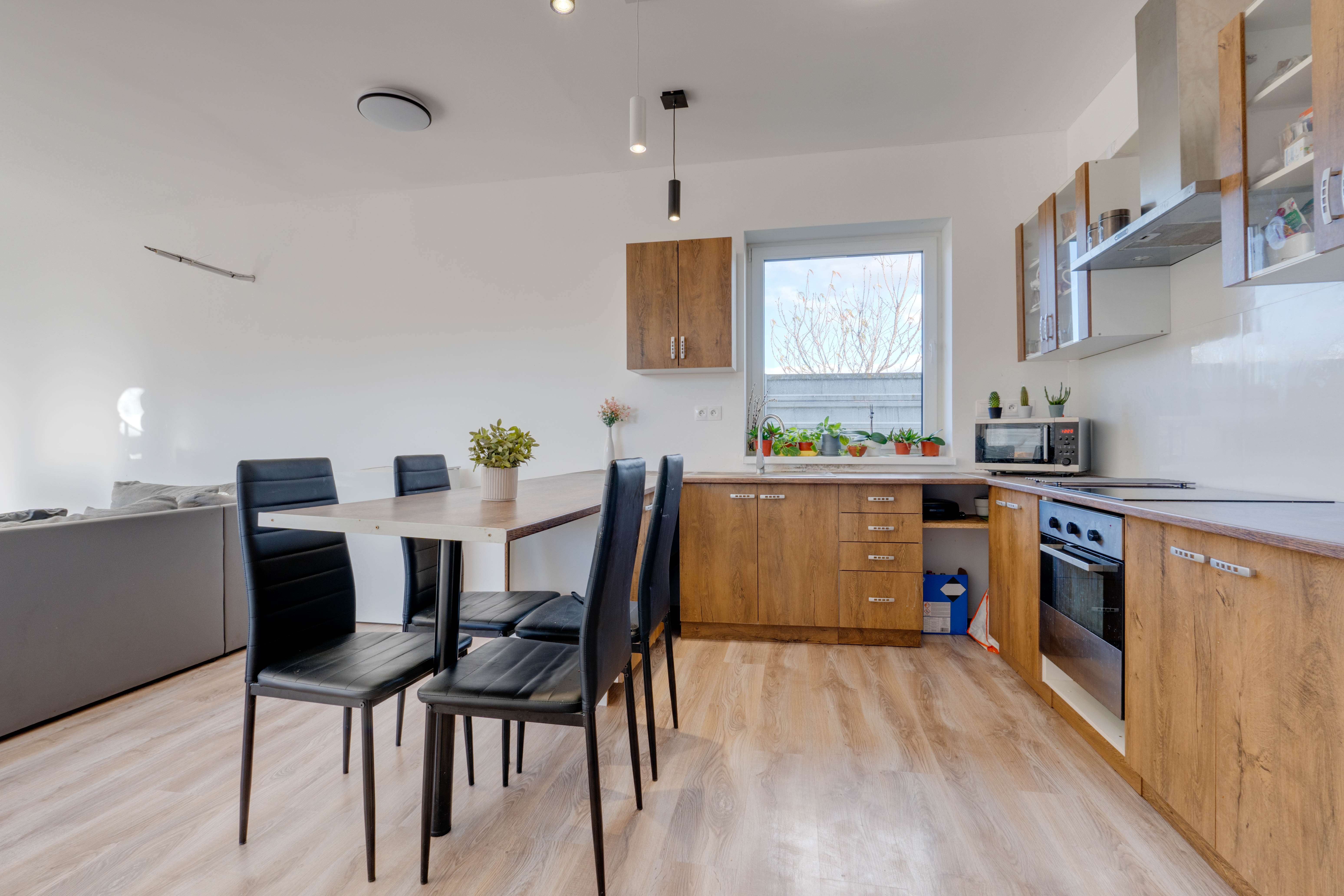 Praktický 3-izbový byt na predaj – Veľký Grob, 89 m², terasa, pozemok, parkovanie