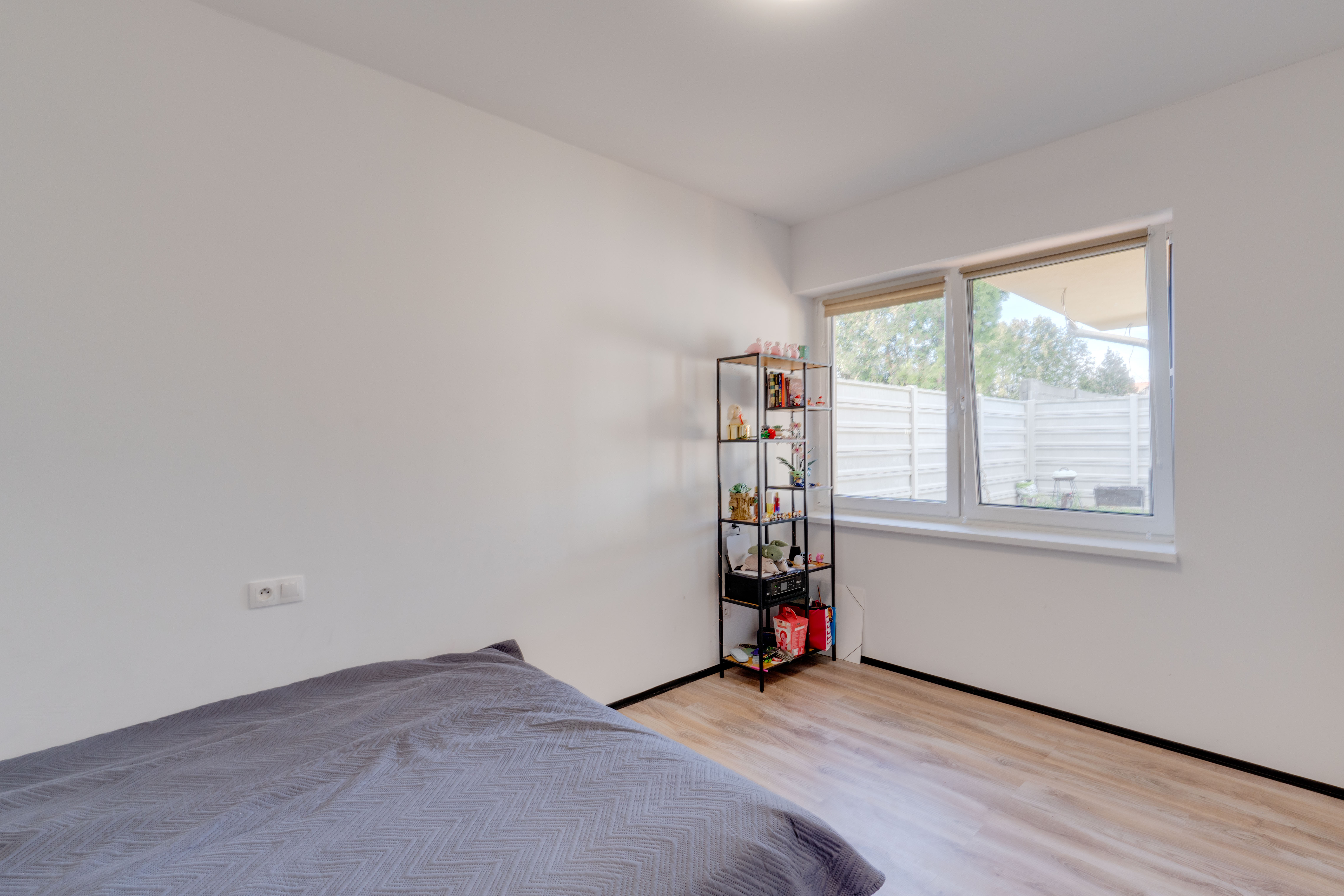 Praktický 3-izbový byt na predaj – Veľký Grob, 89 m², terasa, pozemok, parkovanie