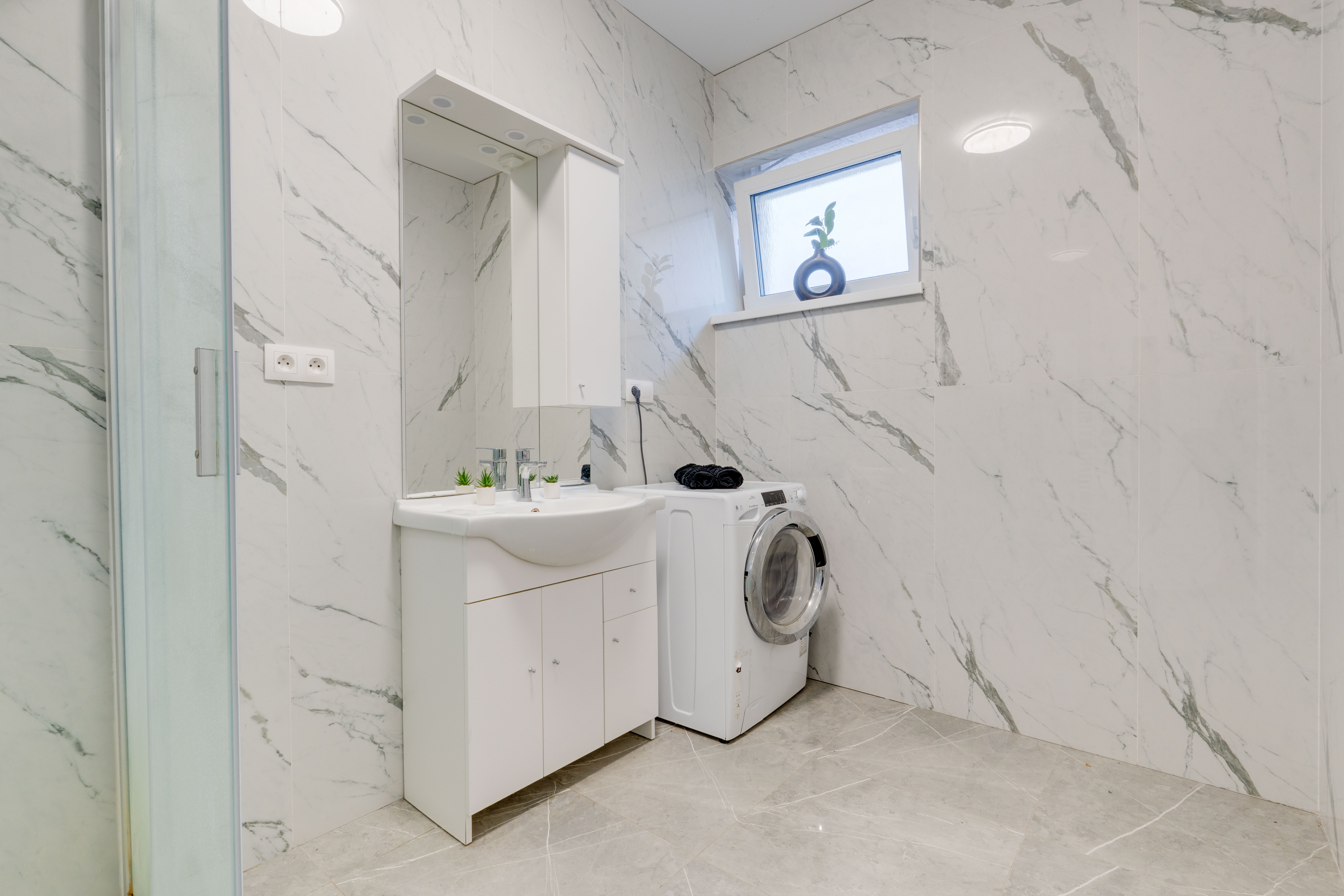 Praktický 3-izbový byt na predaj – Veľký Grob, 89 m², terasa, pozemok, parkovanie