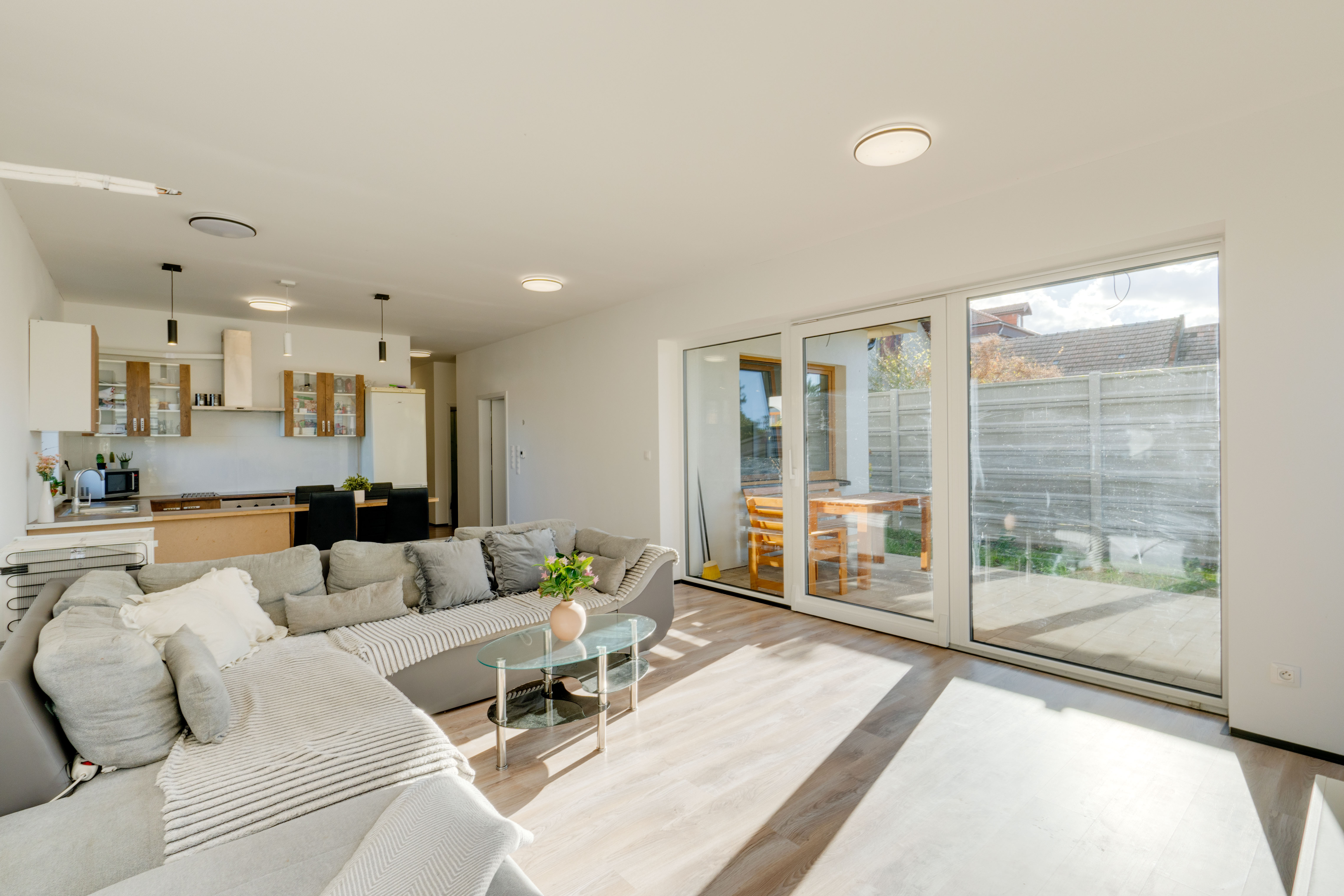 Praktický 3-izbový byt na predaj – Veľký Grob, 89 m², terasa, pozemok, parkovanie