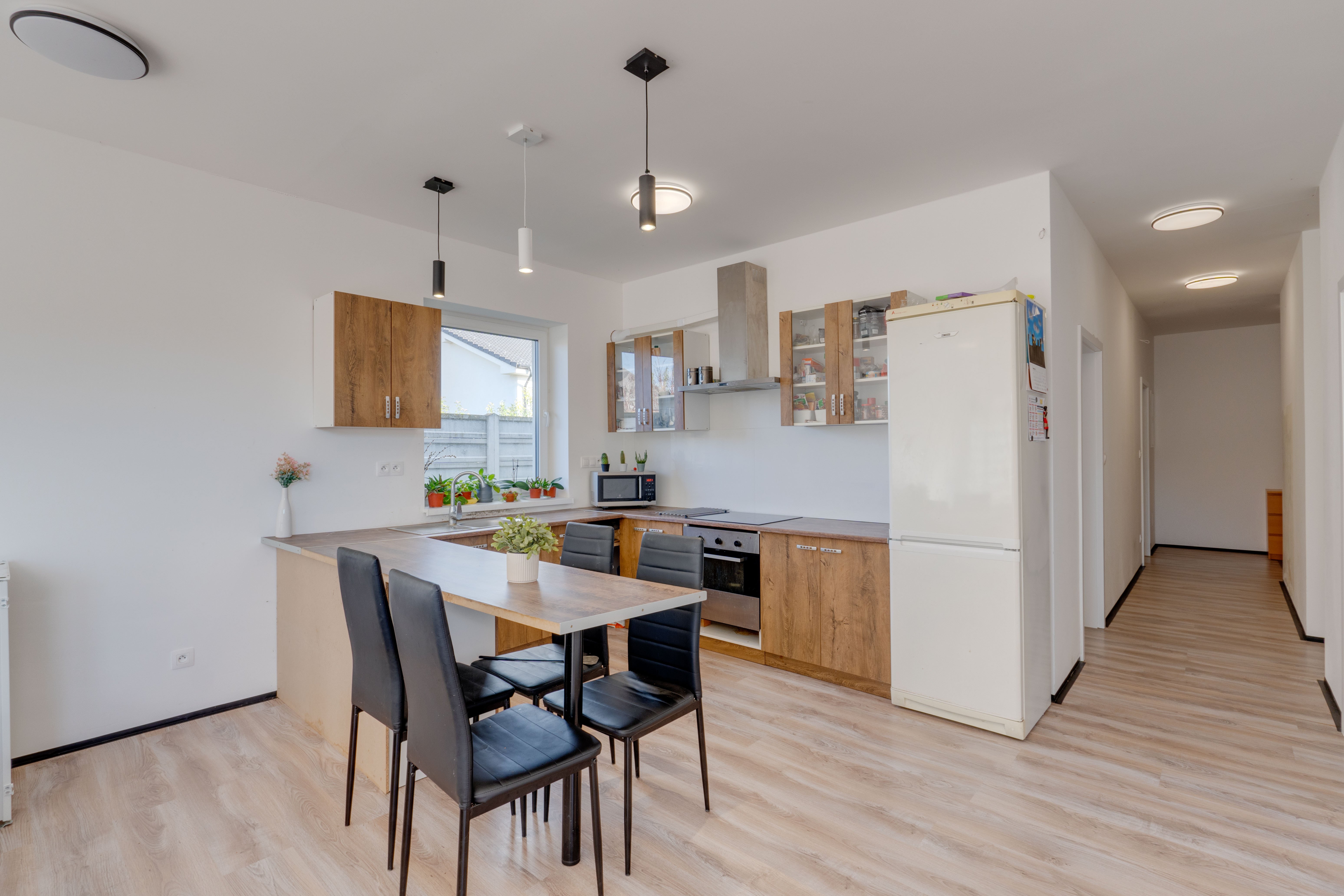 Praktický 3-izbový byt na predaj – Veľký Grob, 89 m², terasa, pozemok, parkovanie