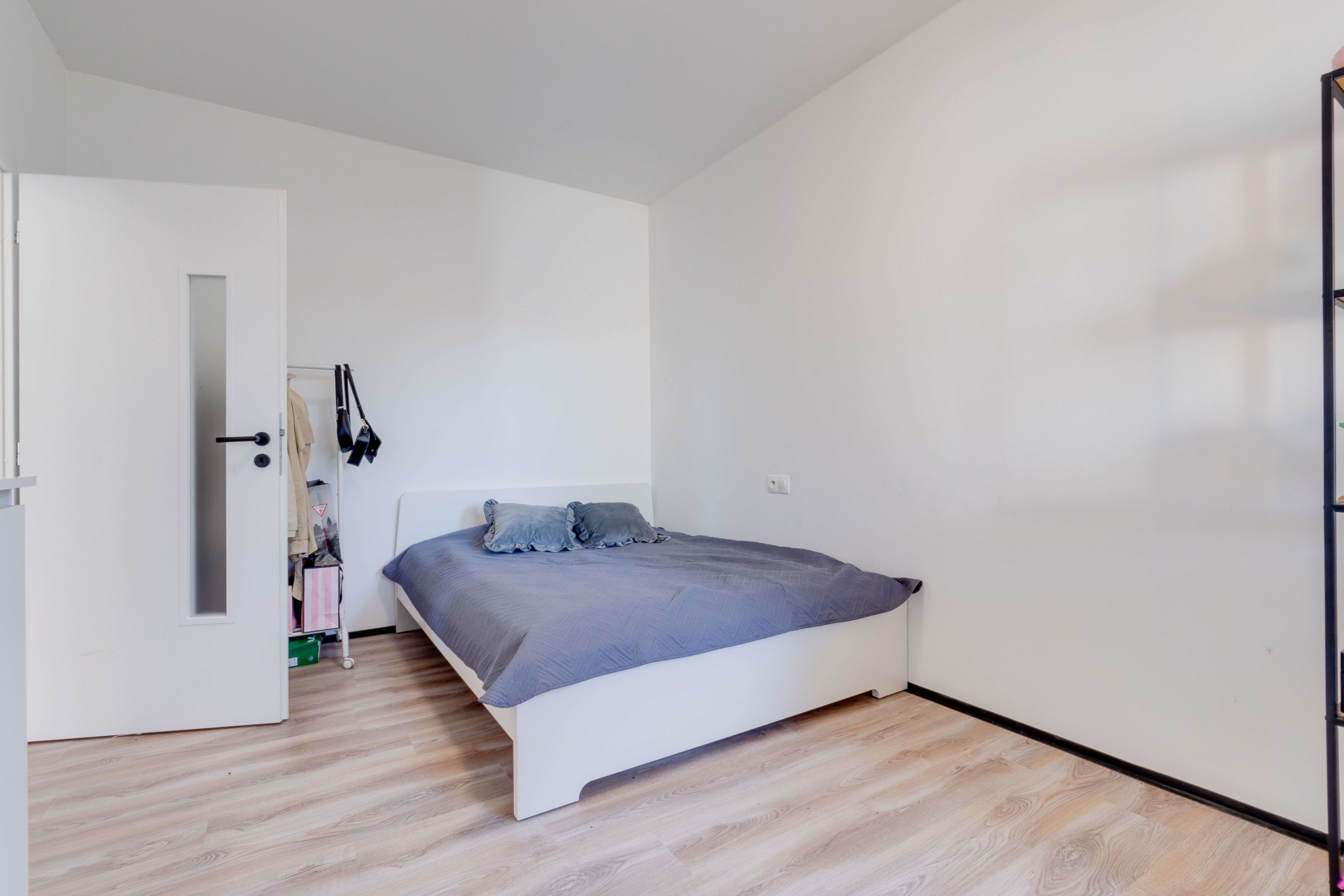 Praktický 3-izbový byt na predaj – Veľký Grob, 89 m², terasa, pozemok, parkovanie