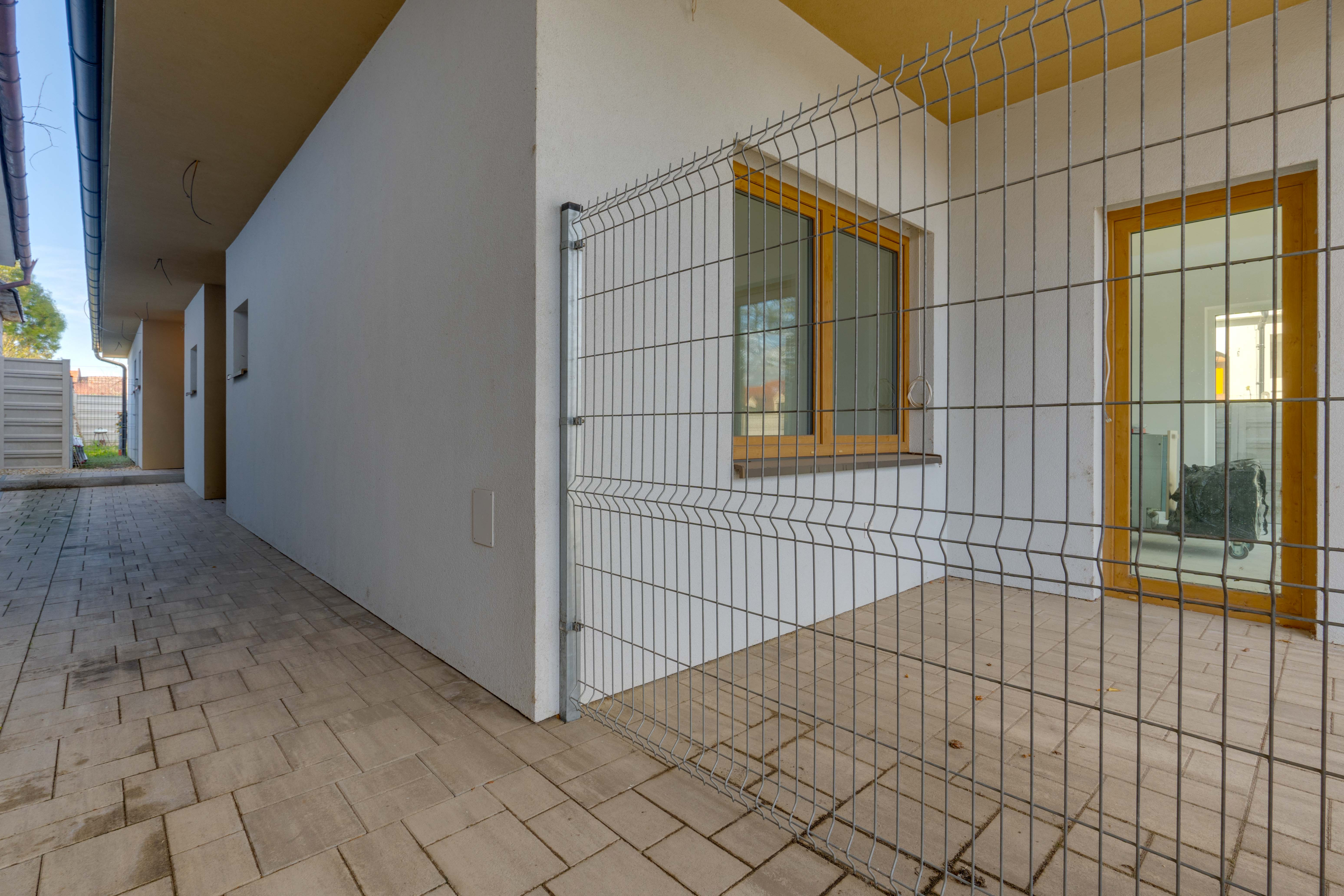 3-izbový byt v štádiu holobytu na predaj – Veľký Grob, 81 m², terasa, pozemok, parkovanie