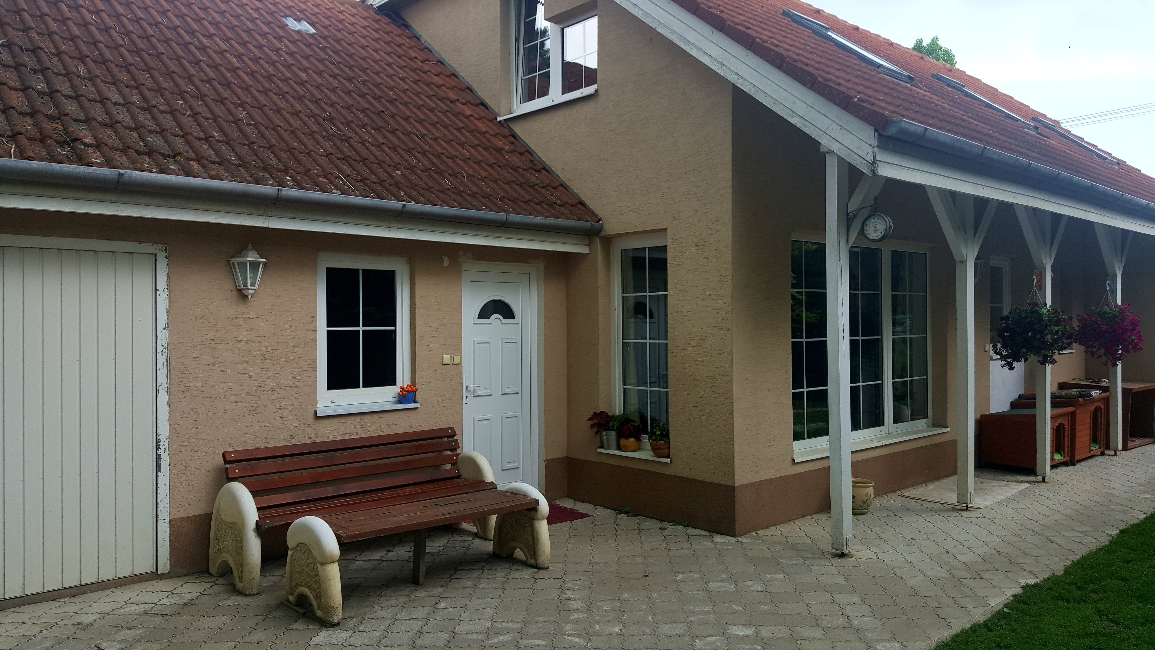 Tomášov, okr. Senec - NA PREDAJ samostatne stojací, tehlový, dvojpodlažný rodinný dom s priestranným pozemkom, ideálnym na ďalšiu výstavbu.