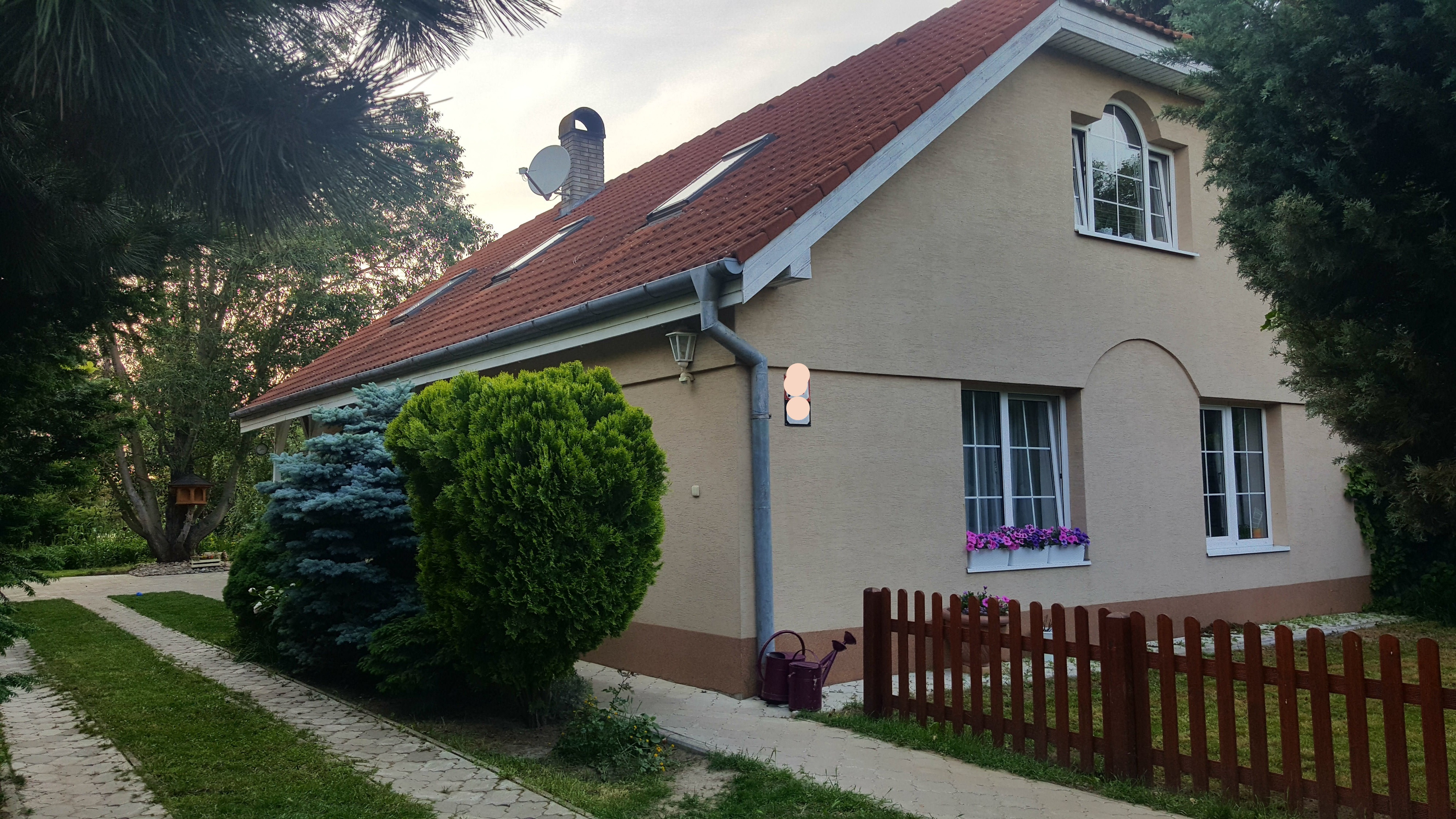 Tomášov, okr. Senec - NA PREDAJ samostatne stojací, tehlový, dvojpodlažný rodinný dom s priestranným pozemkom, ideálnym na ďalšiu výstavbu.