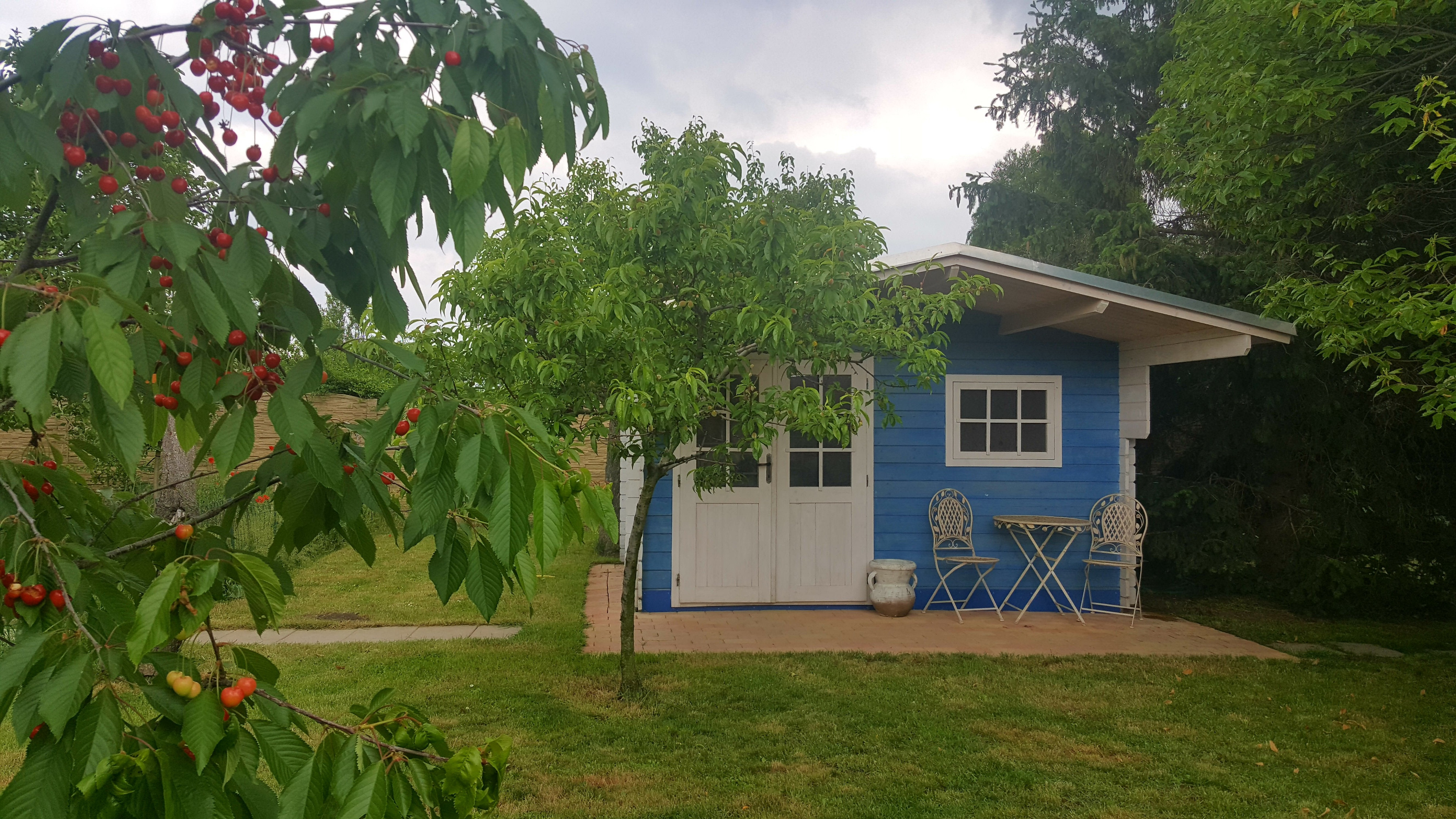 Tomášov, okr. Senec - NA PREDAJ samostatne stojací, tehlový, dvojpodlažný rodinný dom s priestranným pozemkom, ideálnym na ďalšiu výstavbu.