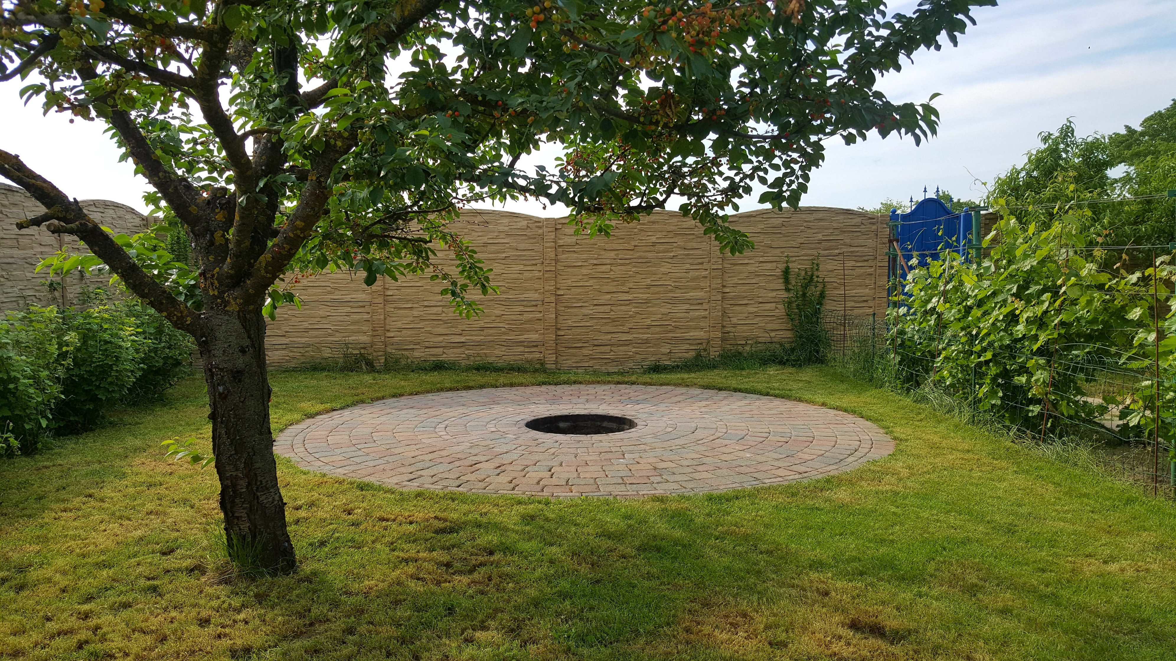 Tomášov, okr. Senec - NA PREDAJ samostatne stojací, tehlový, dvojpodlažný rodinný dom s priestranným pozemkom, ideálnym na ďalšiu výstavbu.