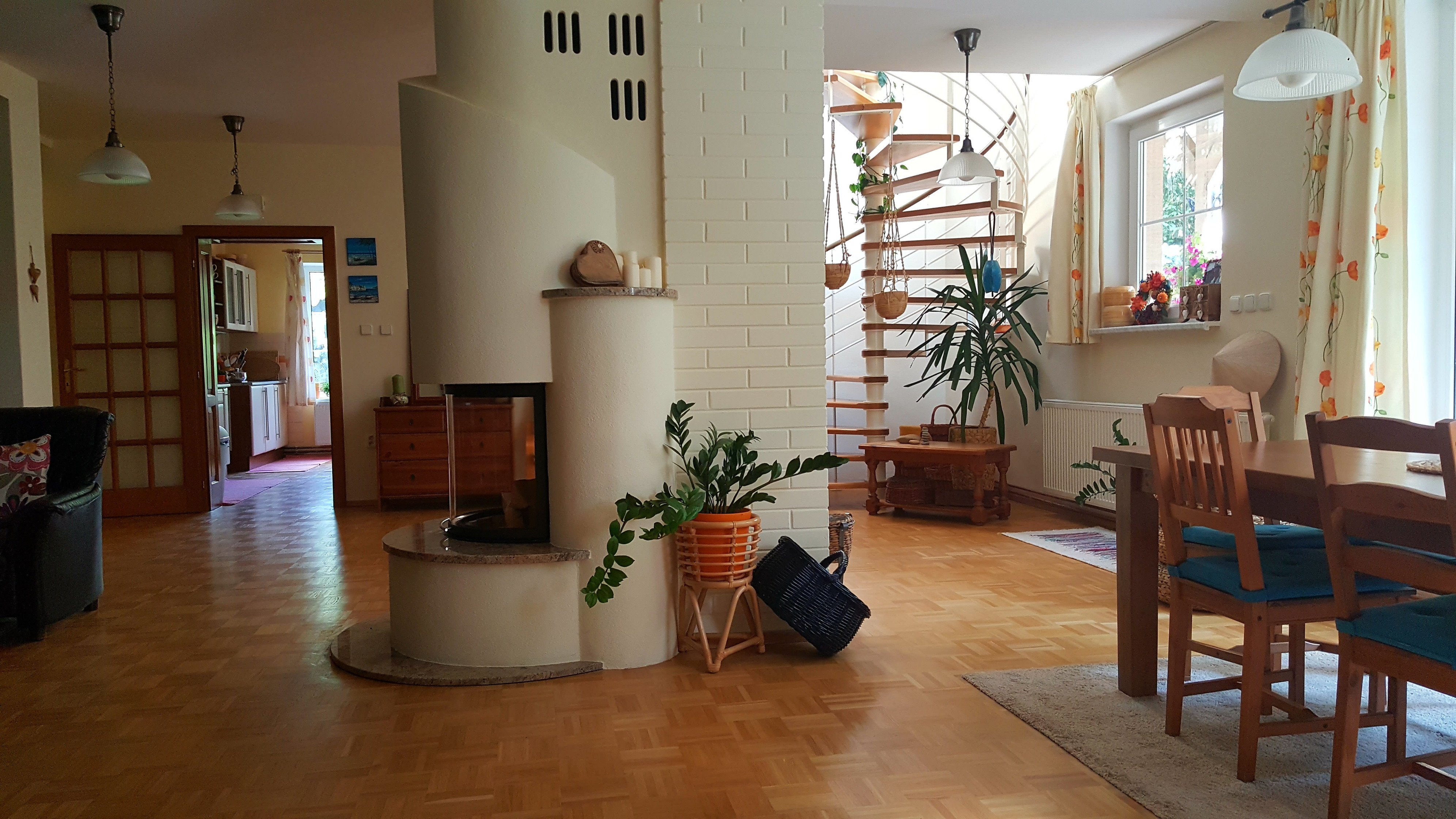 Tomášov, okr. Senec - NA PREDAJ samostatne stojací, tehlový, dvojpodlažný rodinný dom s priestranným pozemkom, ideálnym na ďalšiu výstavbu.