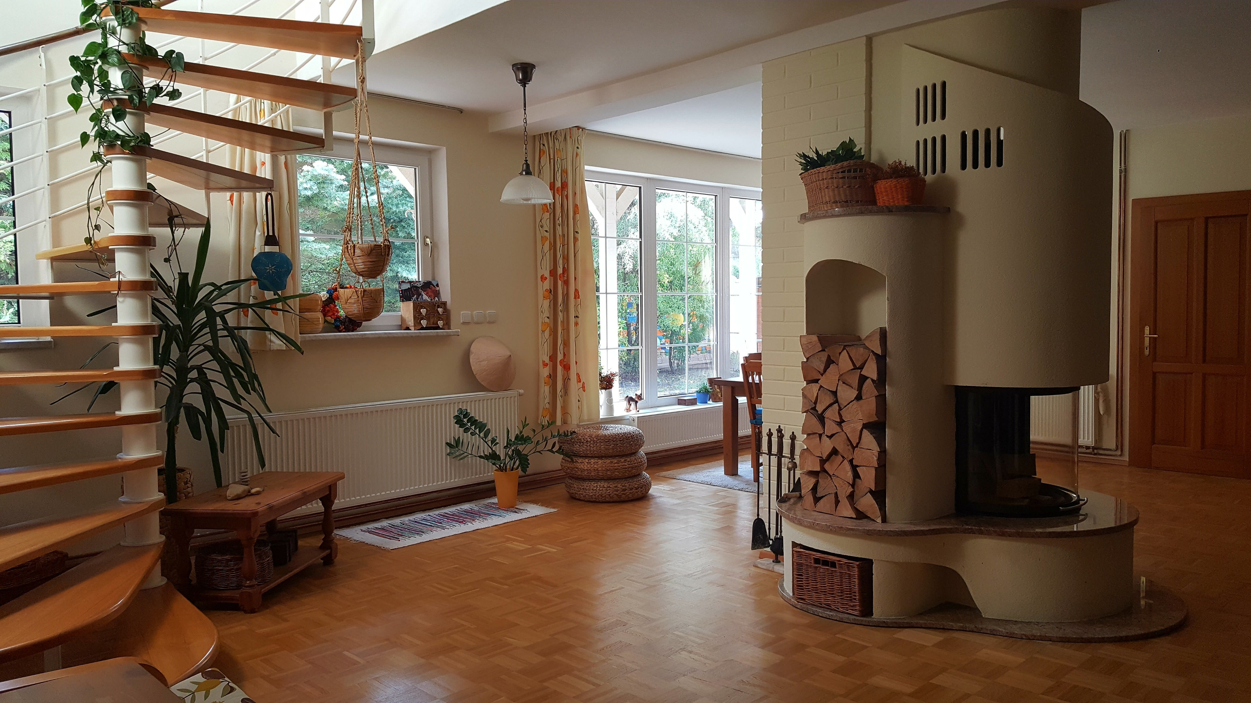 Tomášov, okr. Senec - NA PREDAJ samostatne stojací, tehlový, dvojpodlažný rodinný dom s priestranným pozemkom, ideálnym na ďalšiu výstavbu.