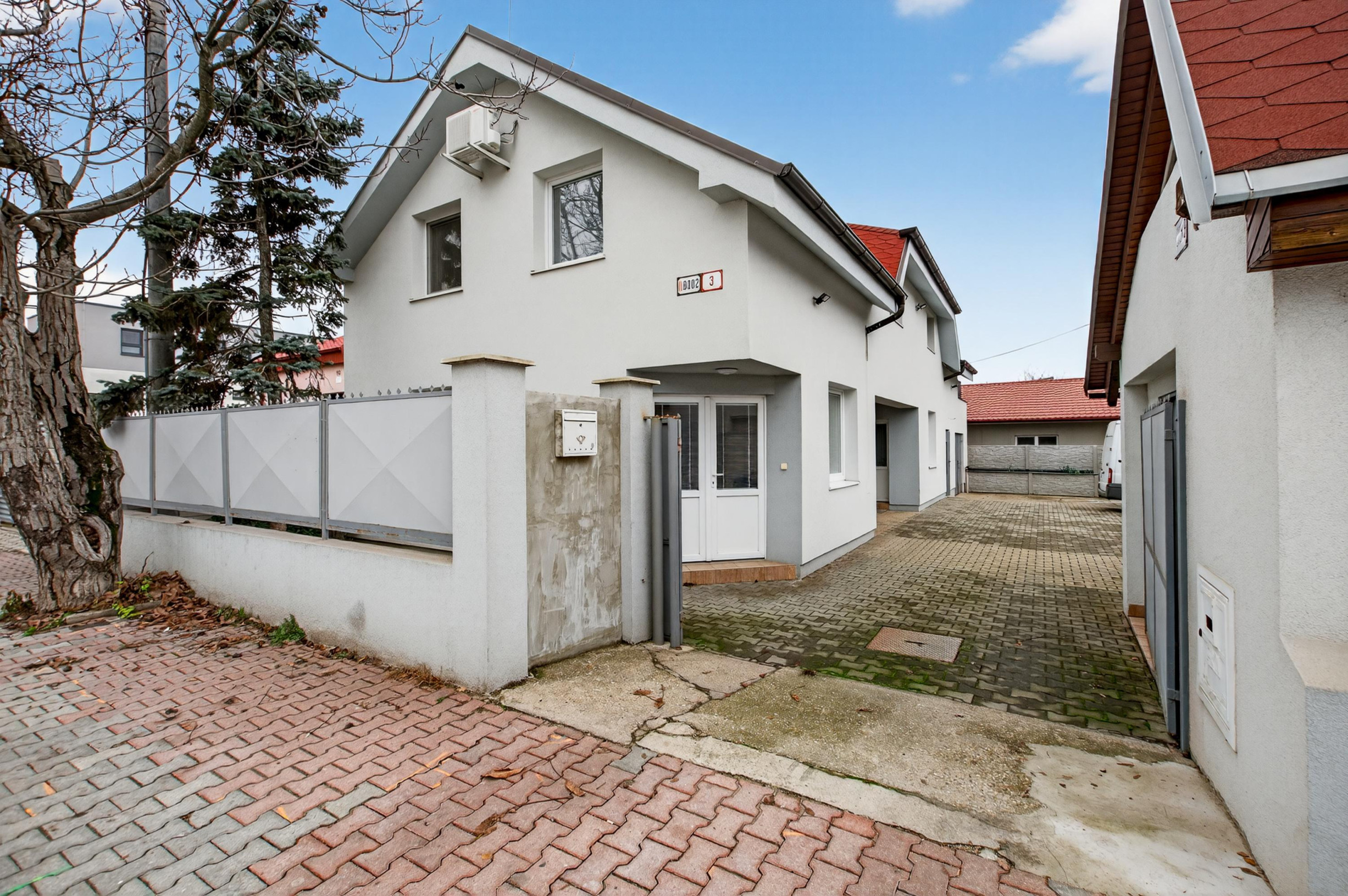 Flexibilný firemný priestor 226 m² – kancelárie, showroom, sklad, parkovanie