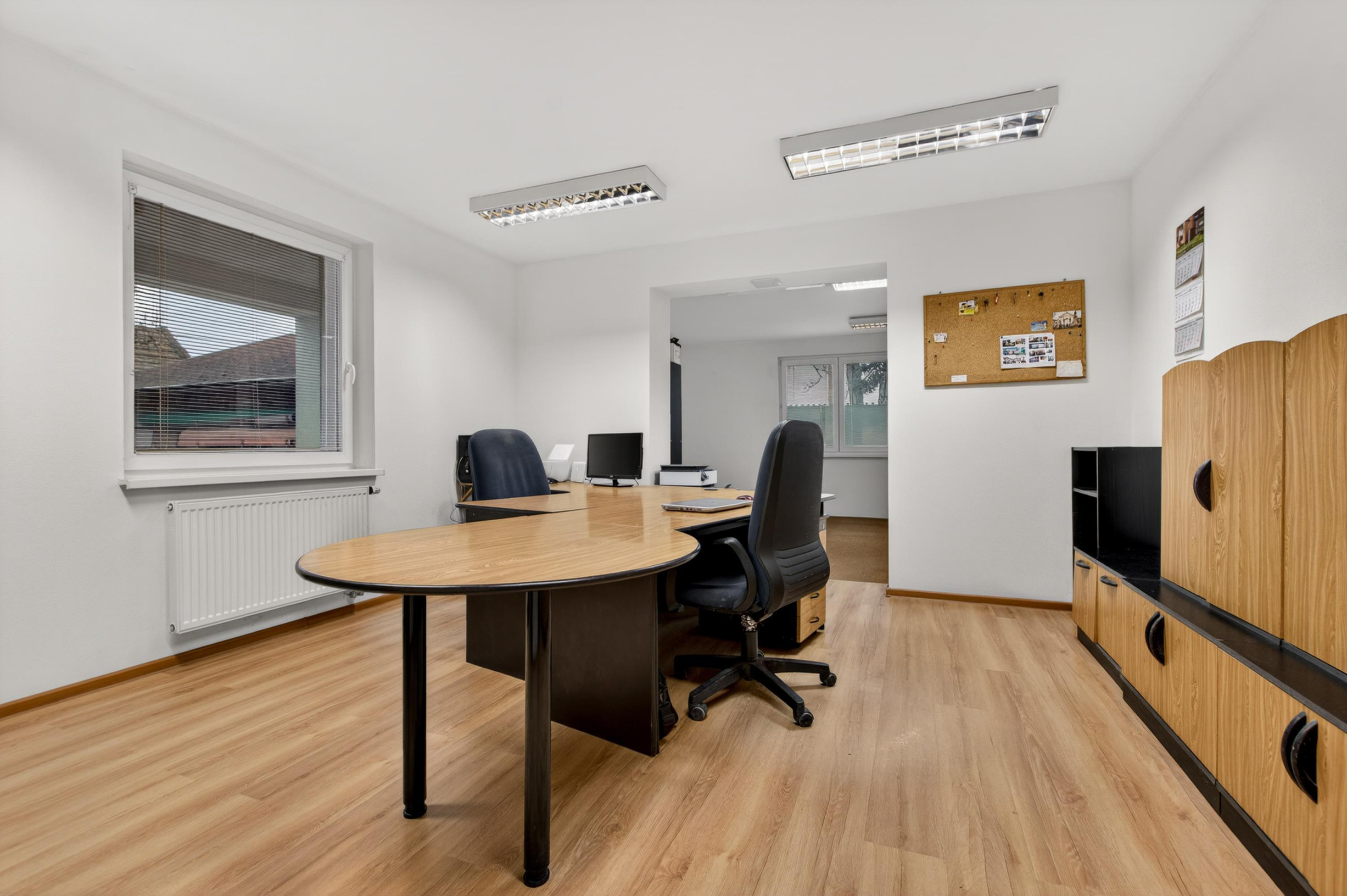 Flexibilný firemný priestor 226 m² – kancelárie, showroom, sklad, parkovanie