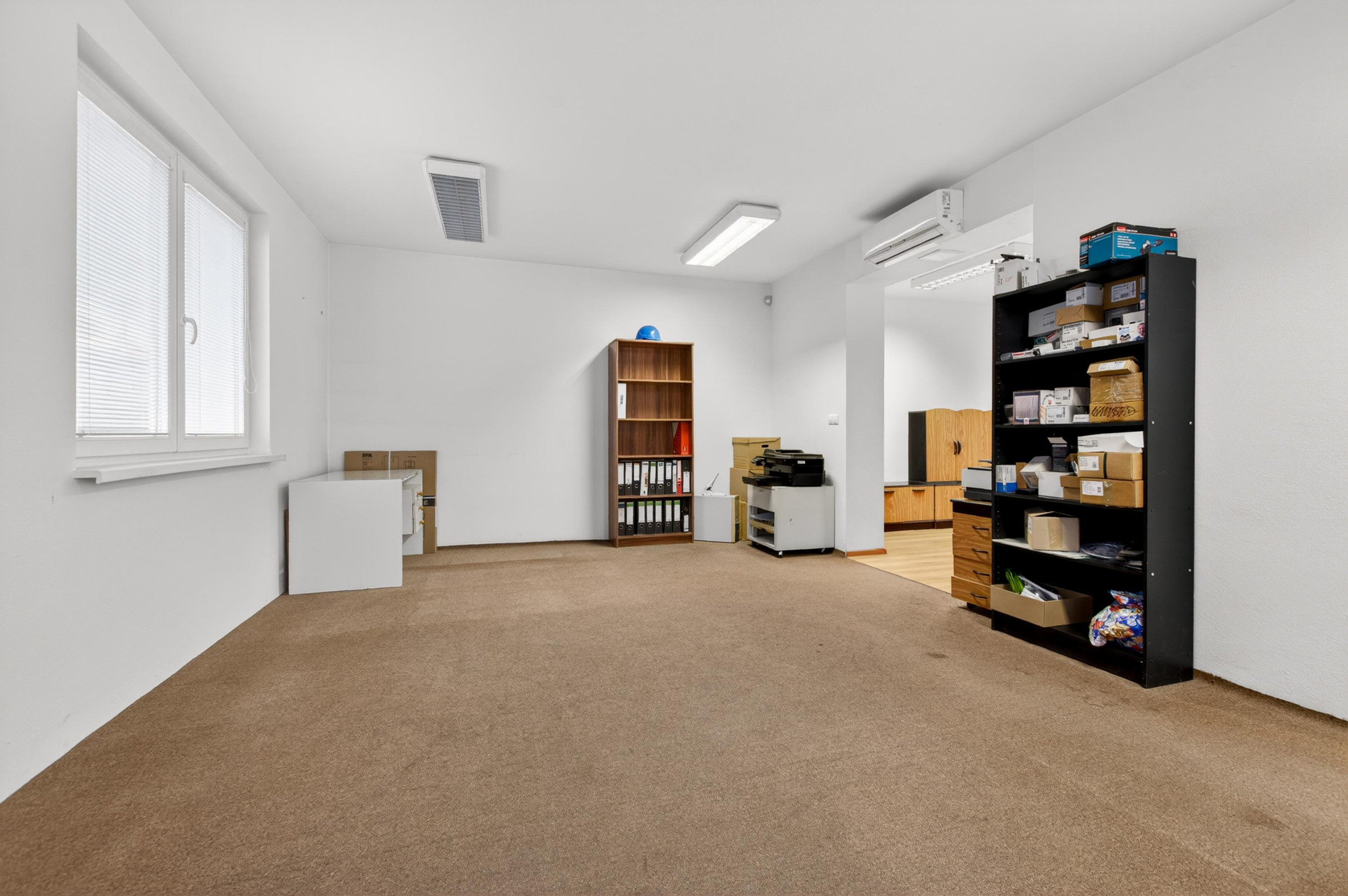 Flexibilný firemný priestor 226 m² – kancelárie, showroom, sklad, parkovanie