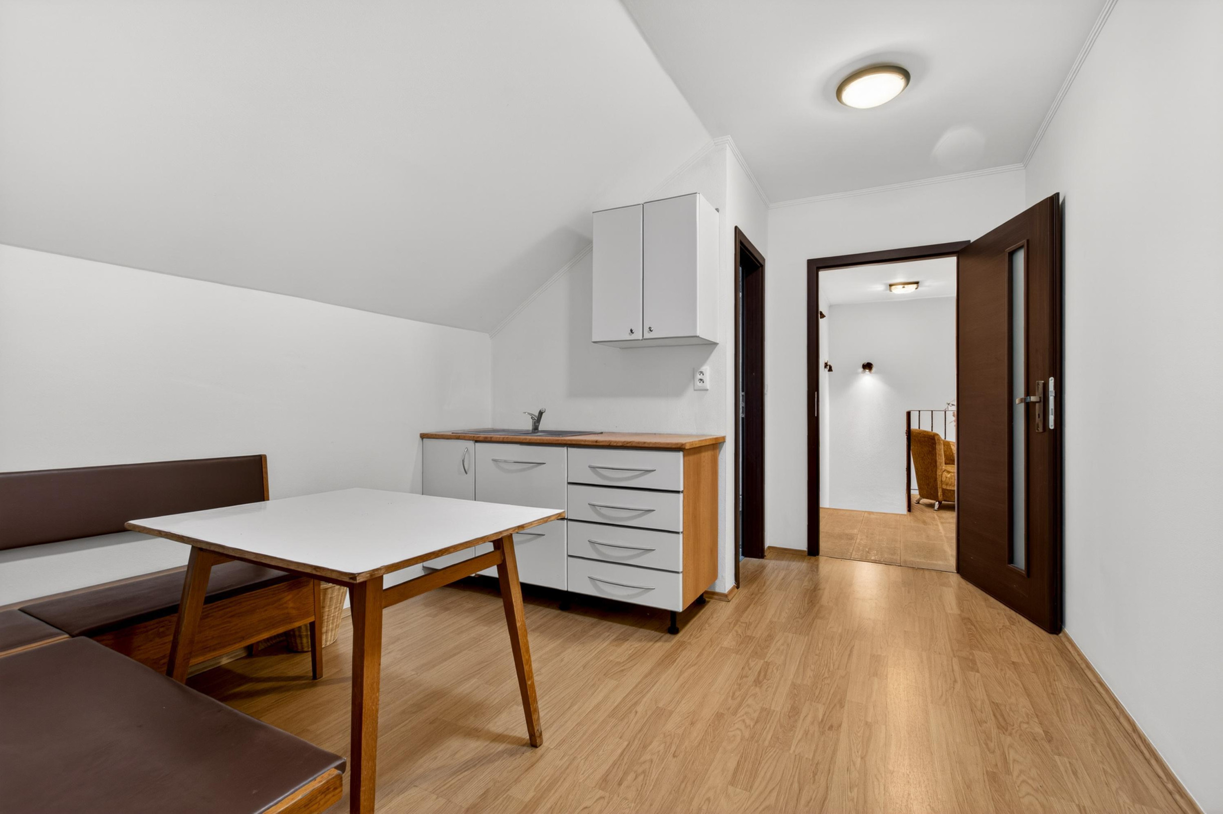 Flexibilný firemný priestor 226 m² – kancelárie, showroom, sklad, parkovanie