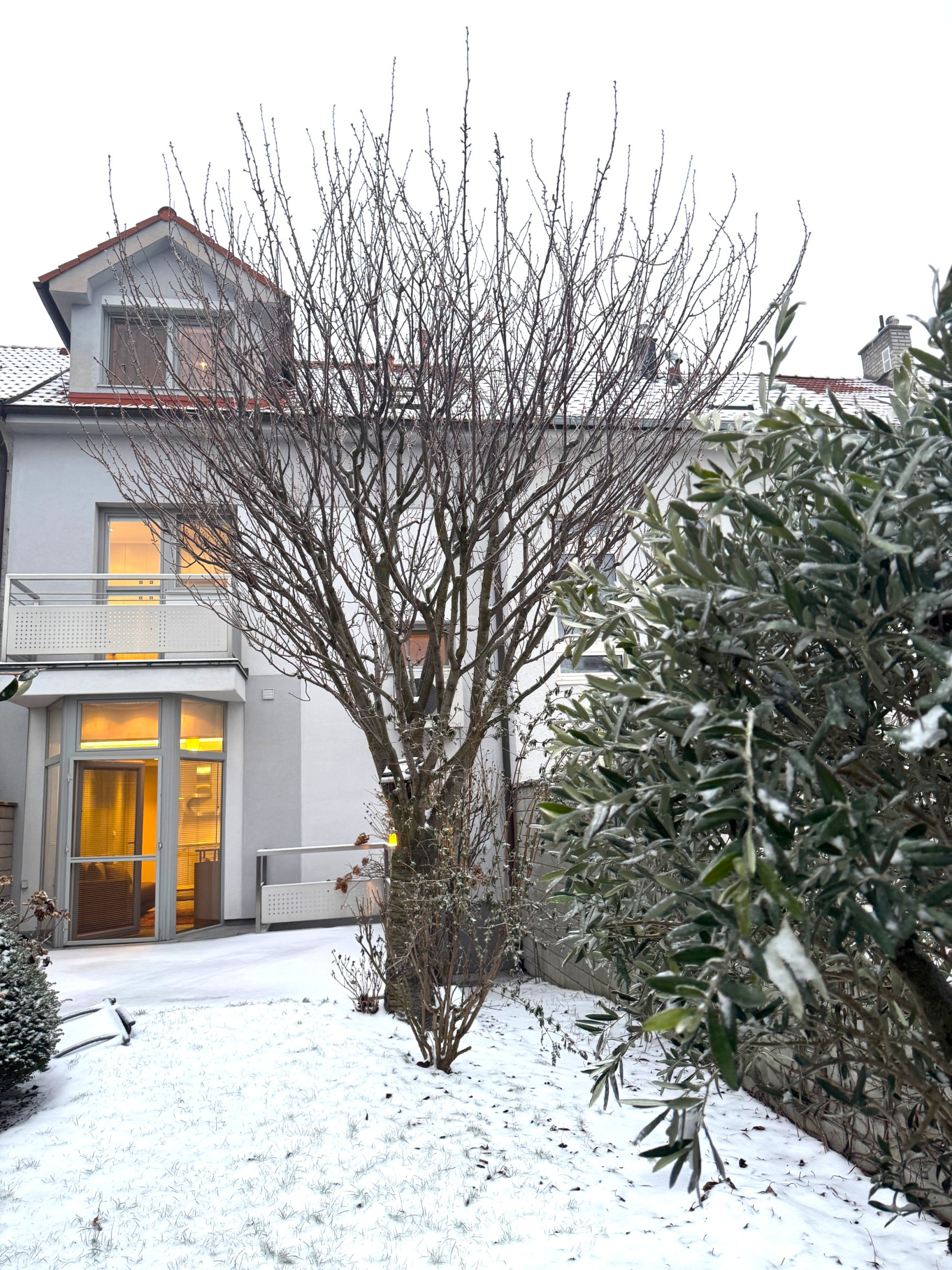 Elegantný 5 izbový rodinný dom (183 m2) s garážou a záhradou po kompletnej rekonštrukcii v srdci Ľudovej štvrte, Bratislava – Nové Mesto