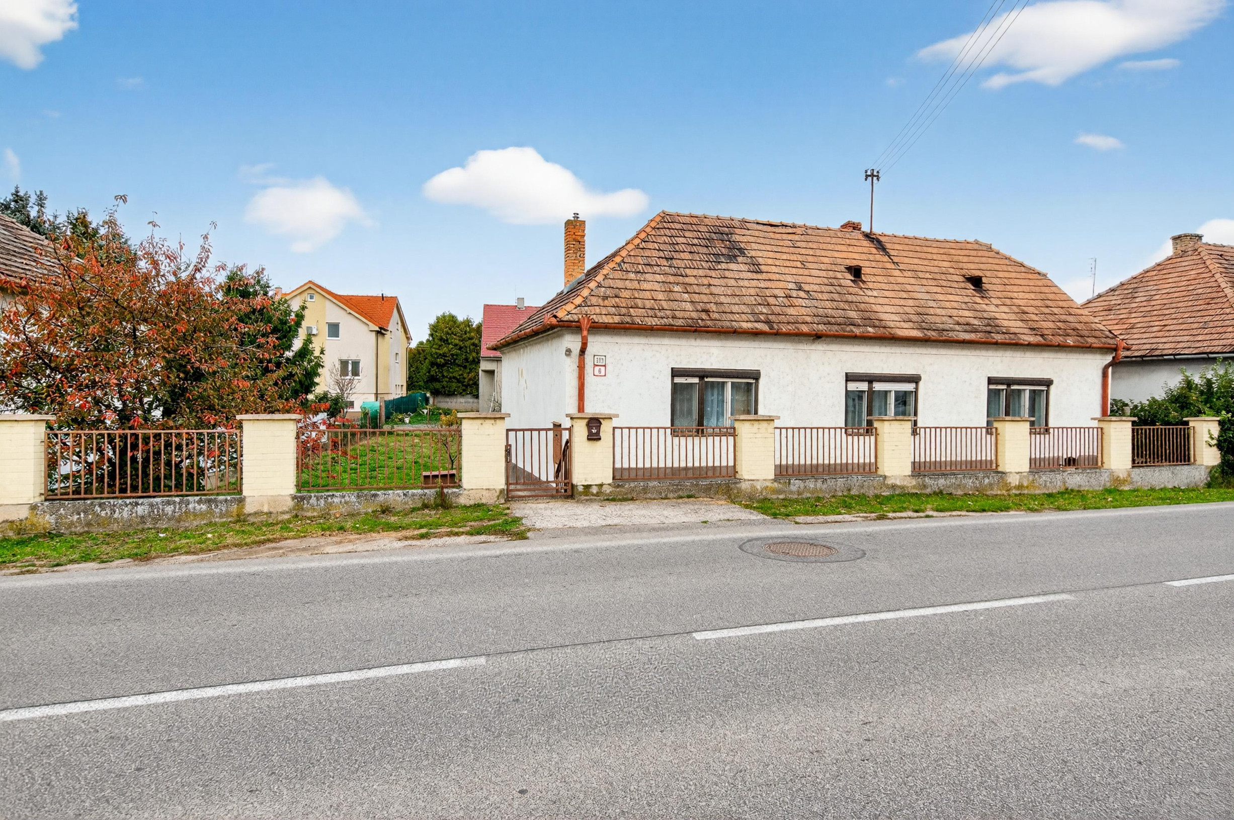 Na predaj: Rodinný dom v centre obce Tomášov s veľkým pozemkom a investičným potenciálom