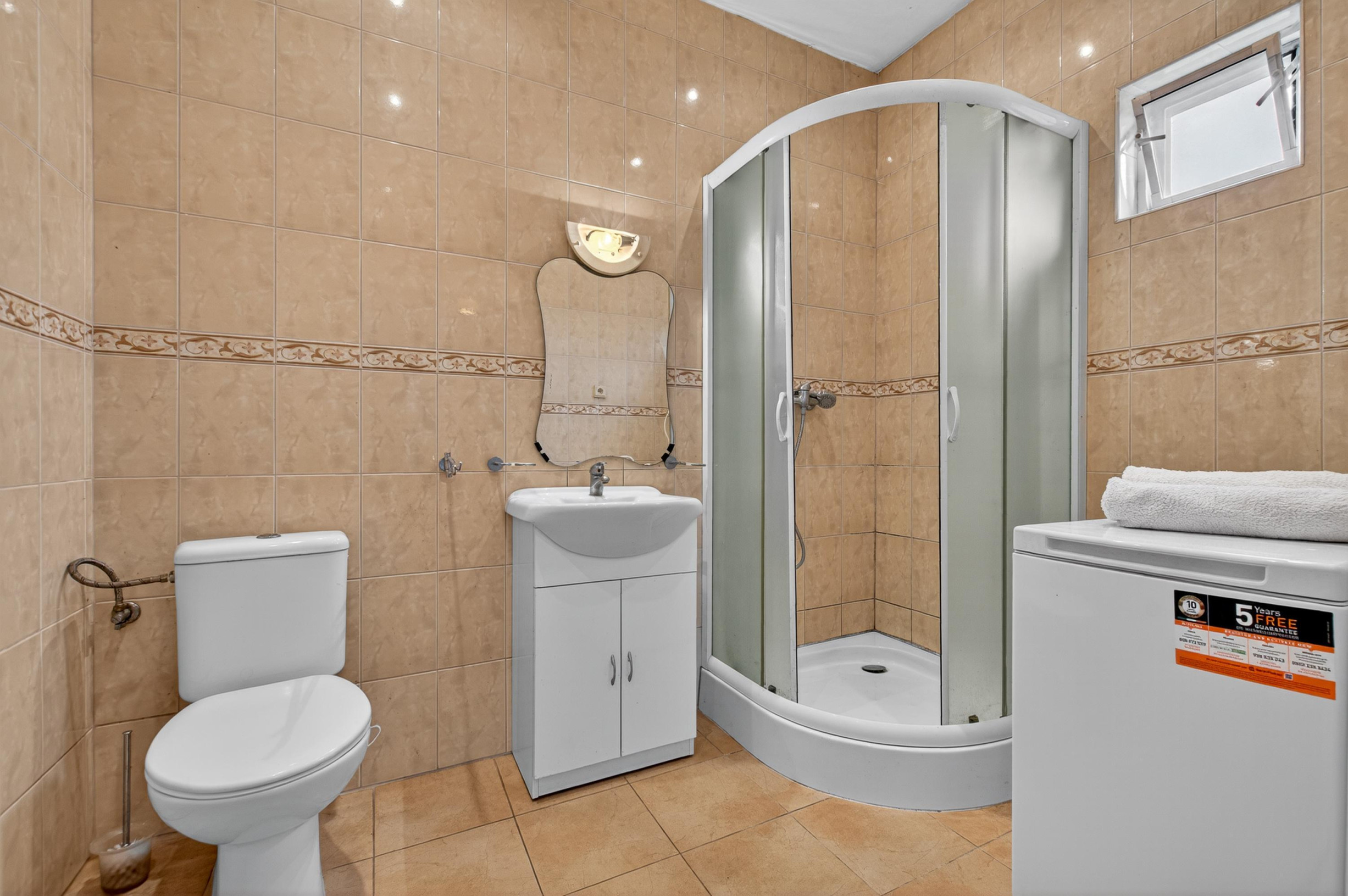 Stavebný pozemok 1 058 m² v centre Tomášova – 2 prístupy, investičná príležitosť