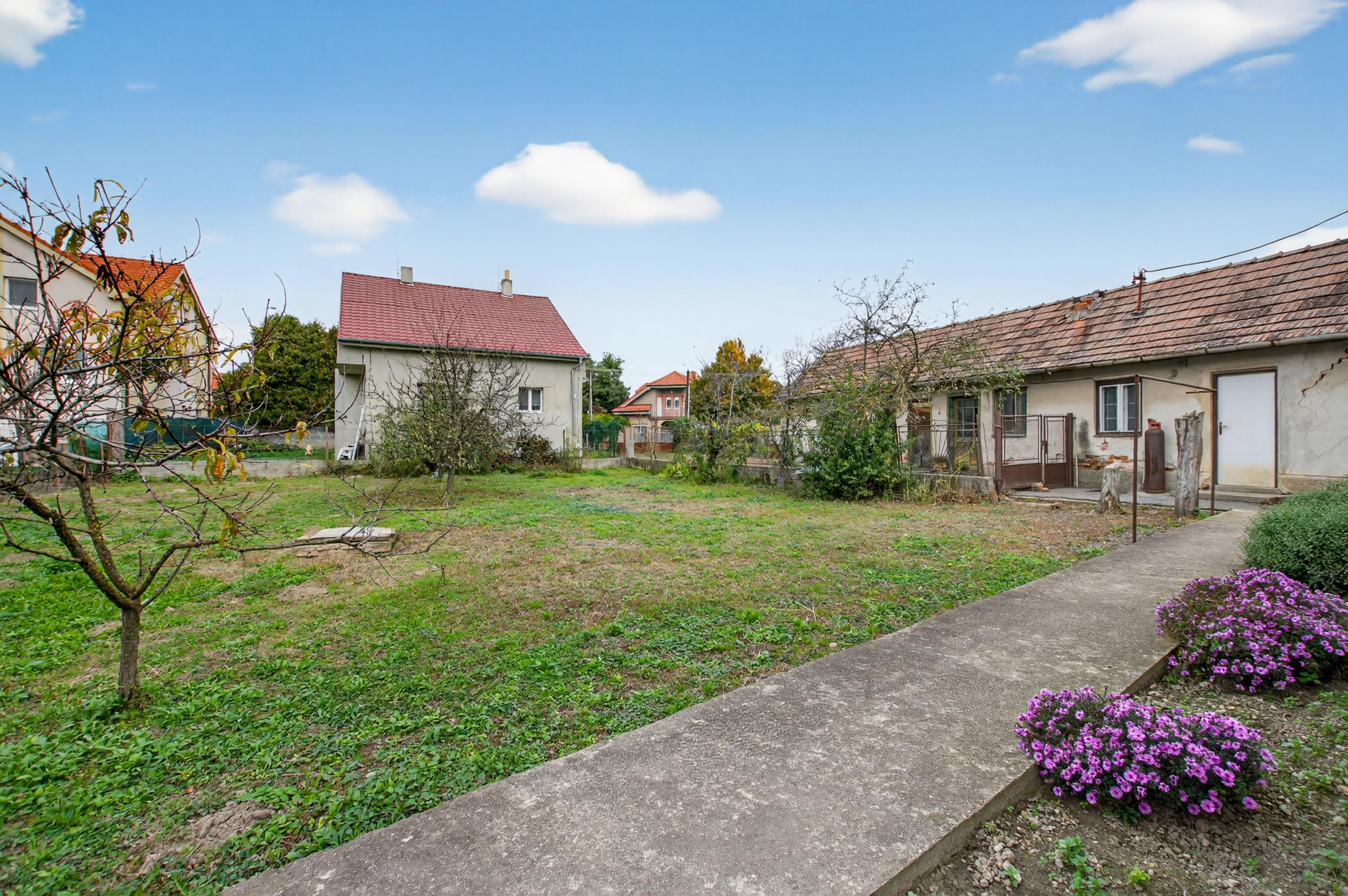 Stavebný pozemok 1 058 m² v centre Tomášova – 2 prístupy, investičná príležitosť