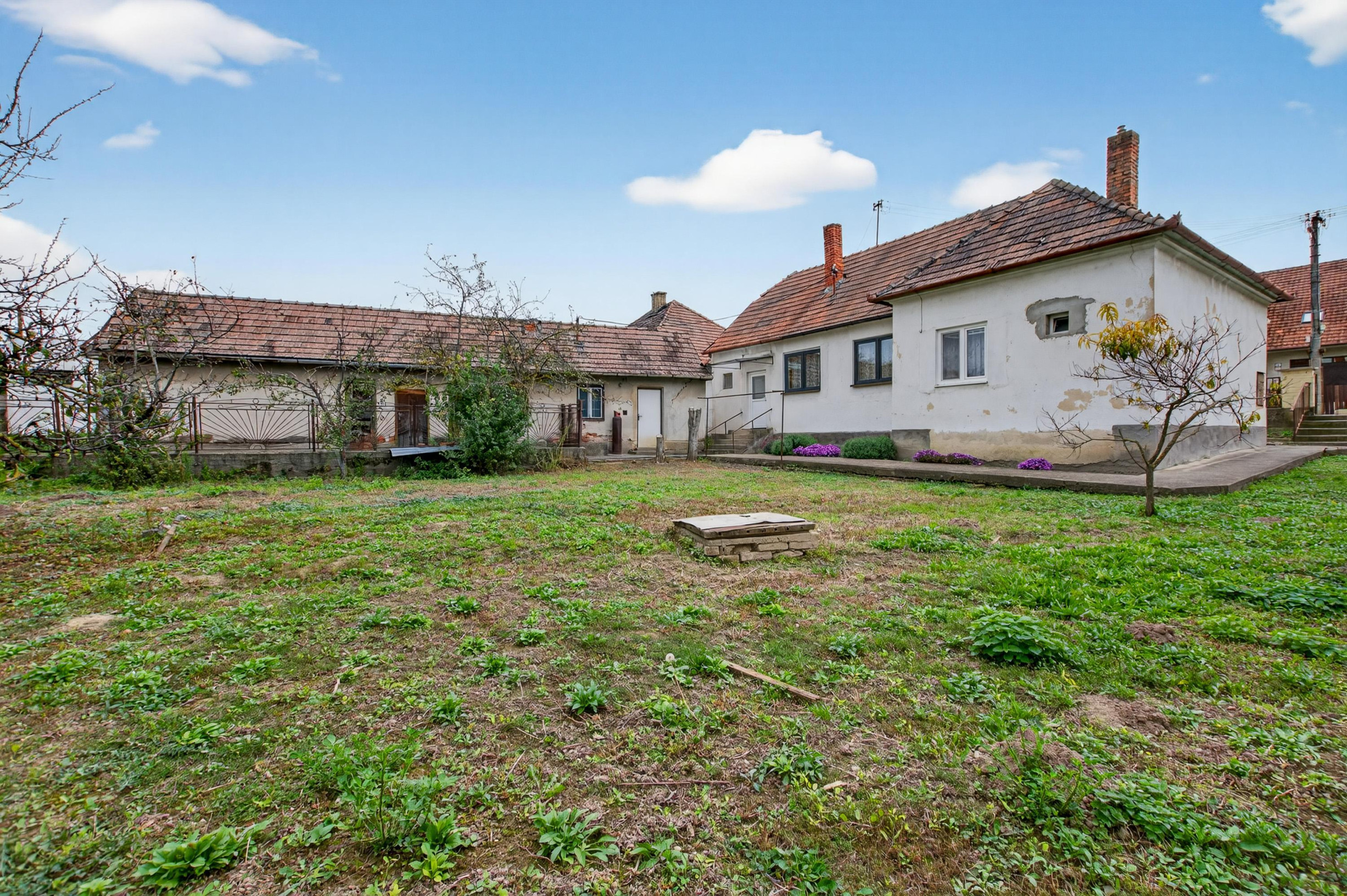 Stavebný pozemok 1 058 m² v centre Tomášova – 2 prístupy, investičná príležitosť