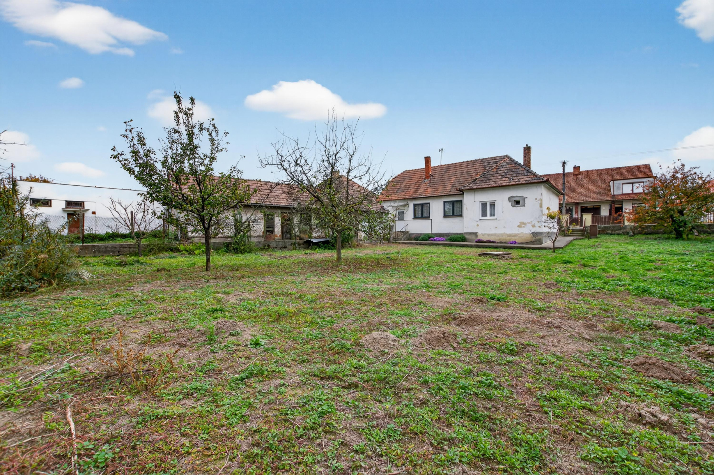 Stavebný pozemok 1 058 m² v centre Tomášova – 2 prístupy, investičná príležitosť