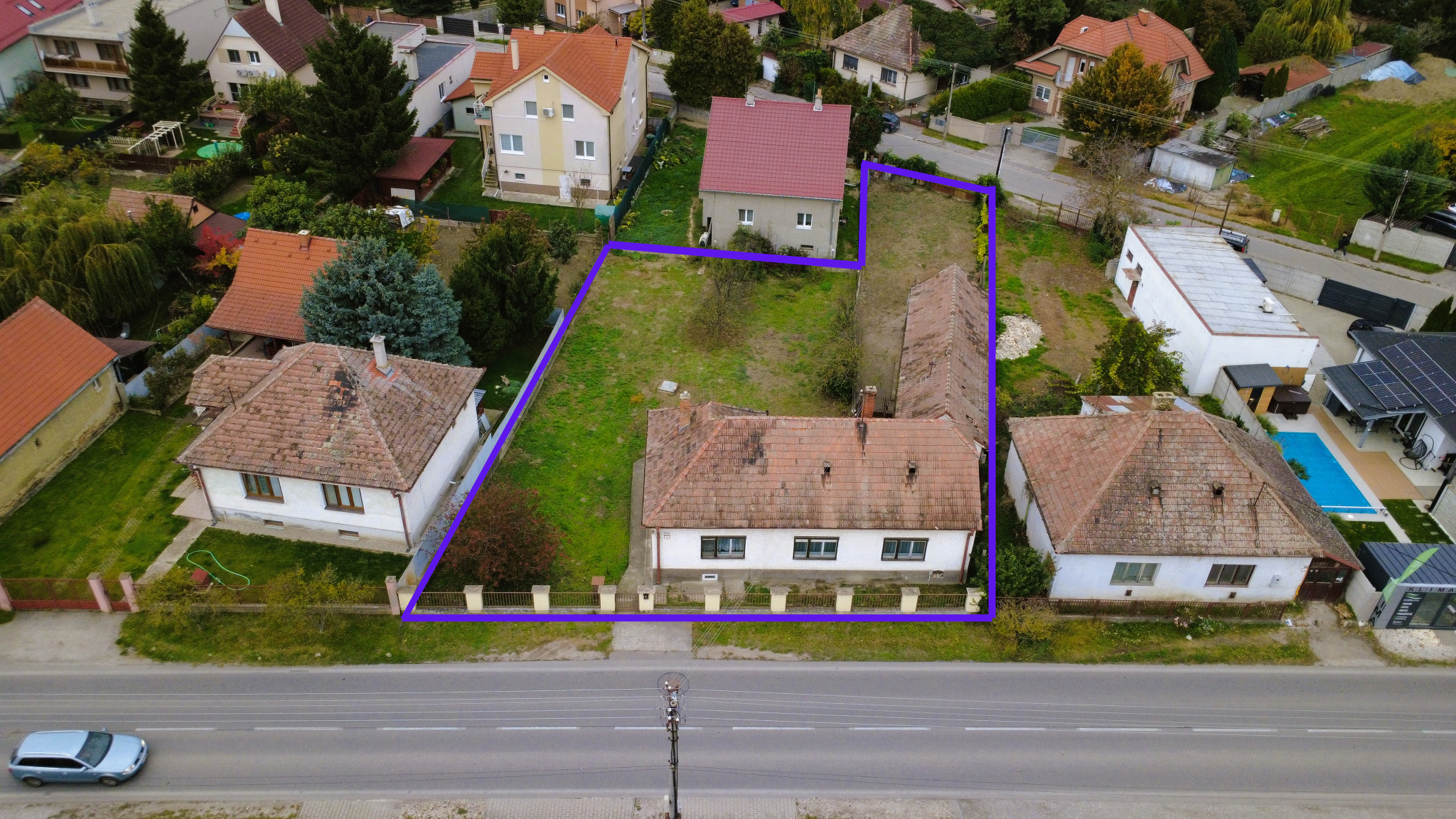 Stavebný pozemok 1 058 m² v centre Tomášova – 2 prístupy, investičná príležitosť