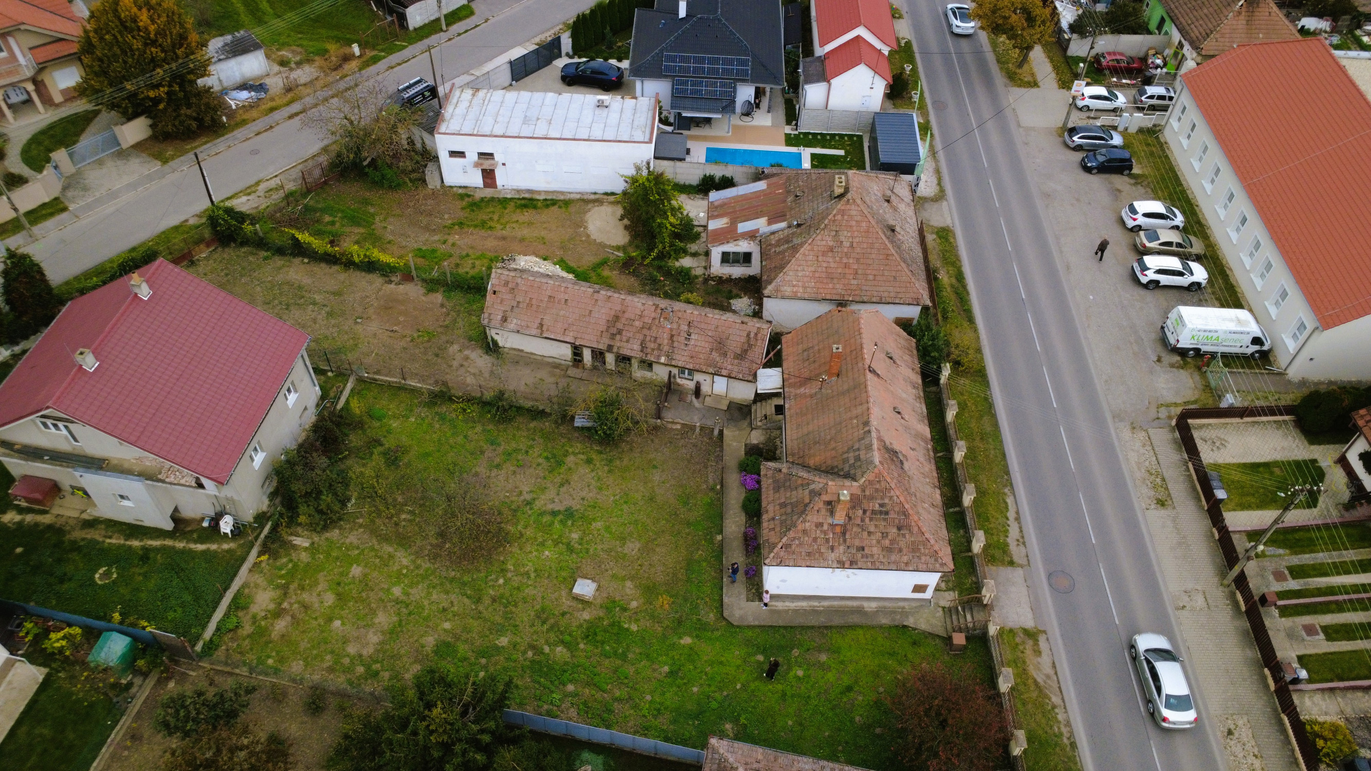 Stavebný pozemok 1 058 m² v centre Tomášova – 2 prístupy, investičná príležitosť