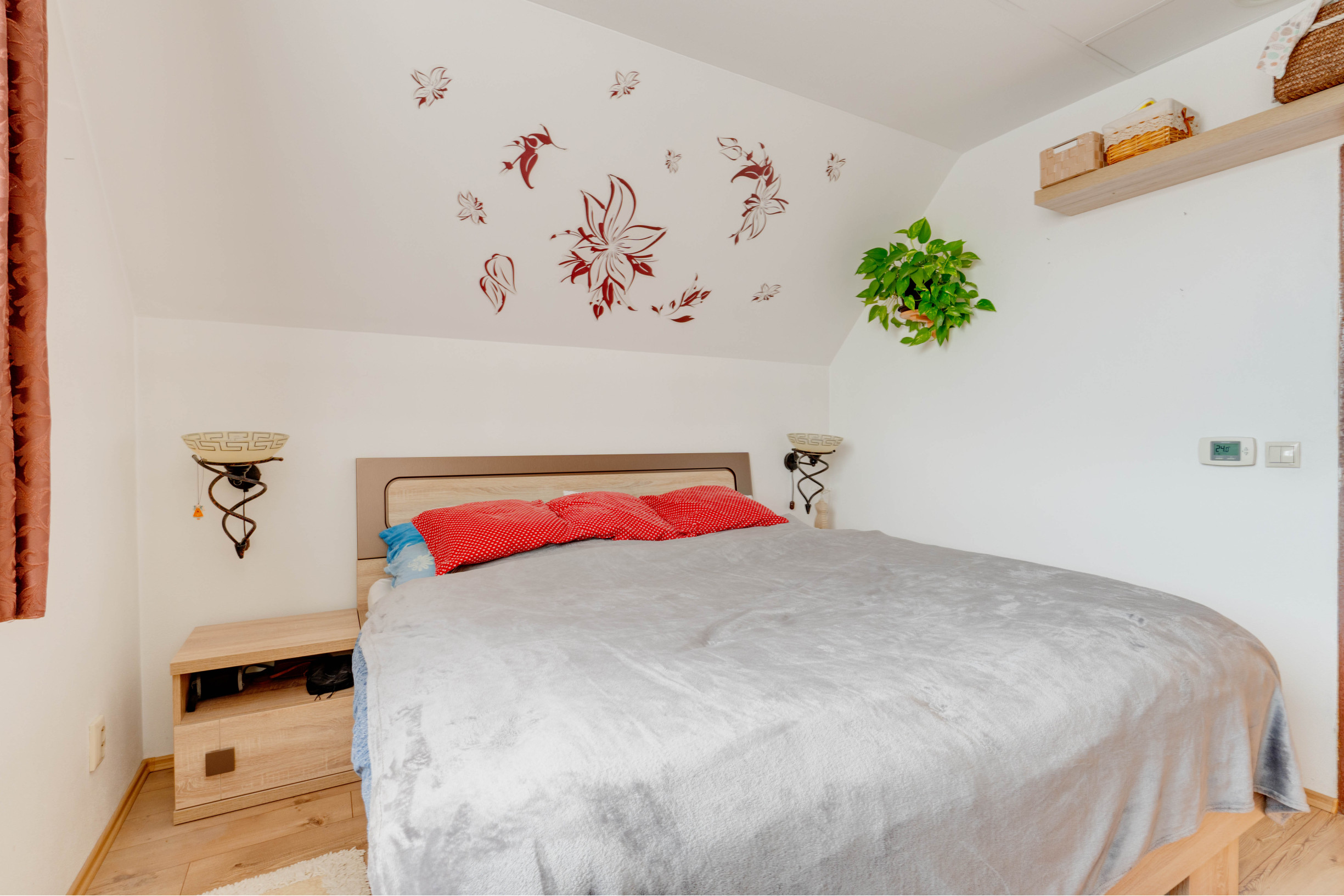 Priestranný 3-izbový tehlový rodinný dom vo Vajnoroch