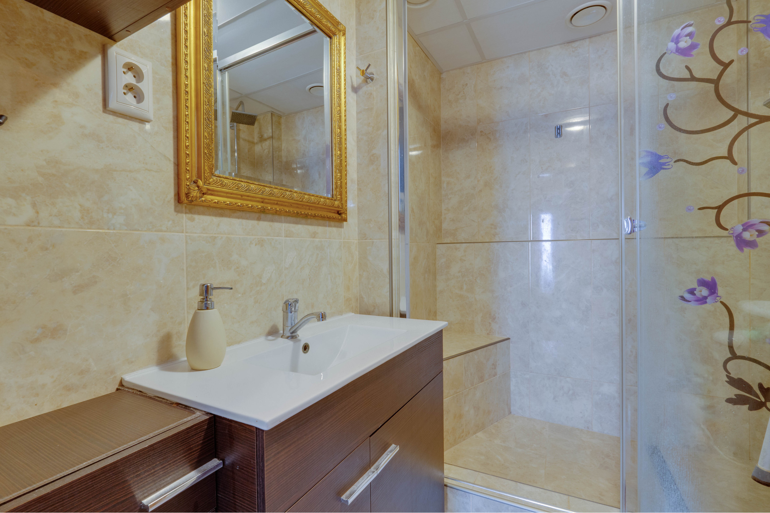 Priestranný 3-izbový tehlový rodinný dom vo Vajnoroch