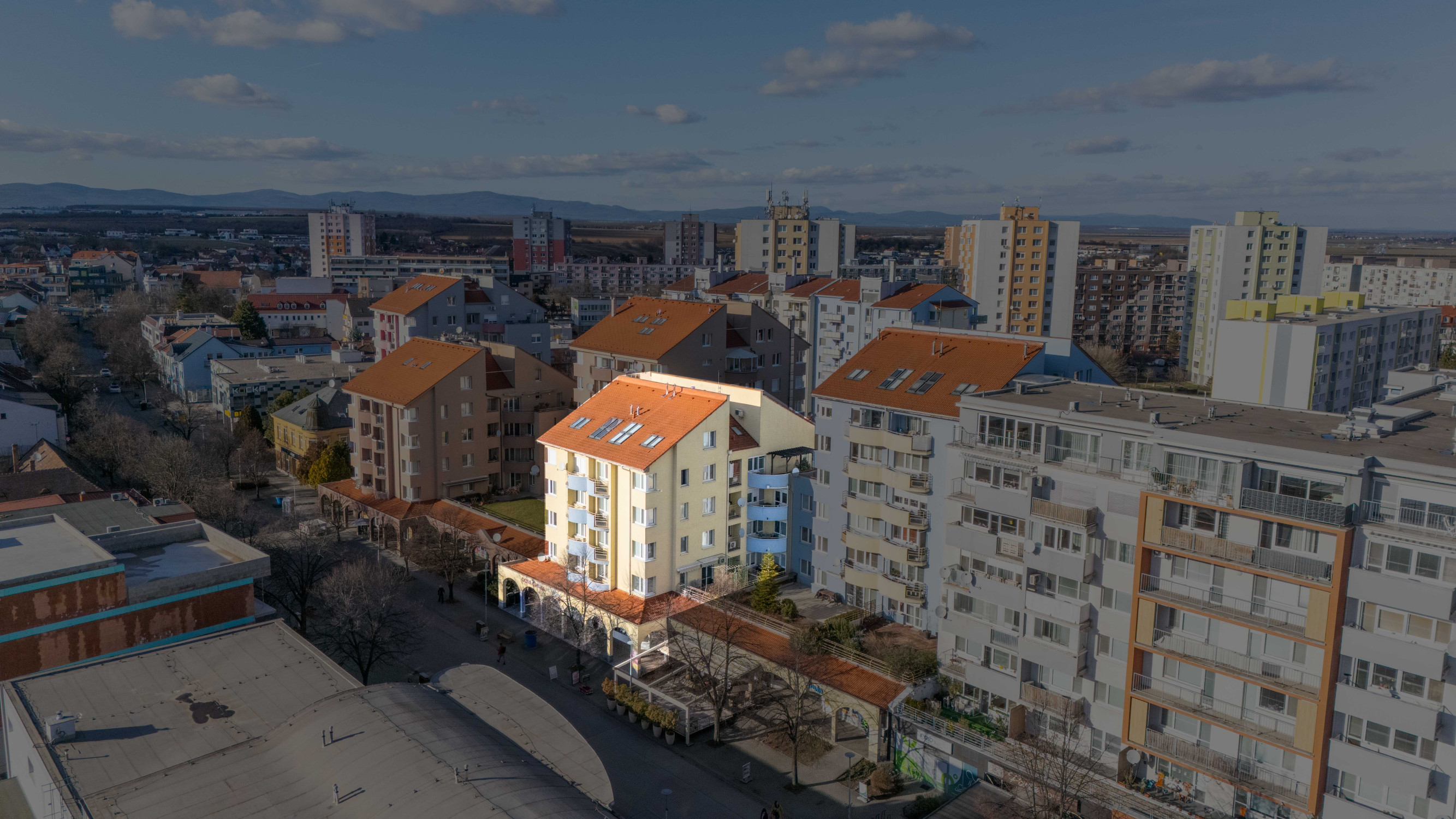 SENEC - NA PREDAJ nadštandardný 4-izbový mezanín v srdci mesta (na pešej zóne)