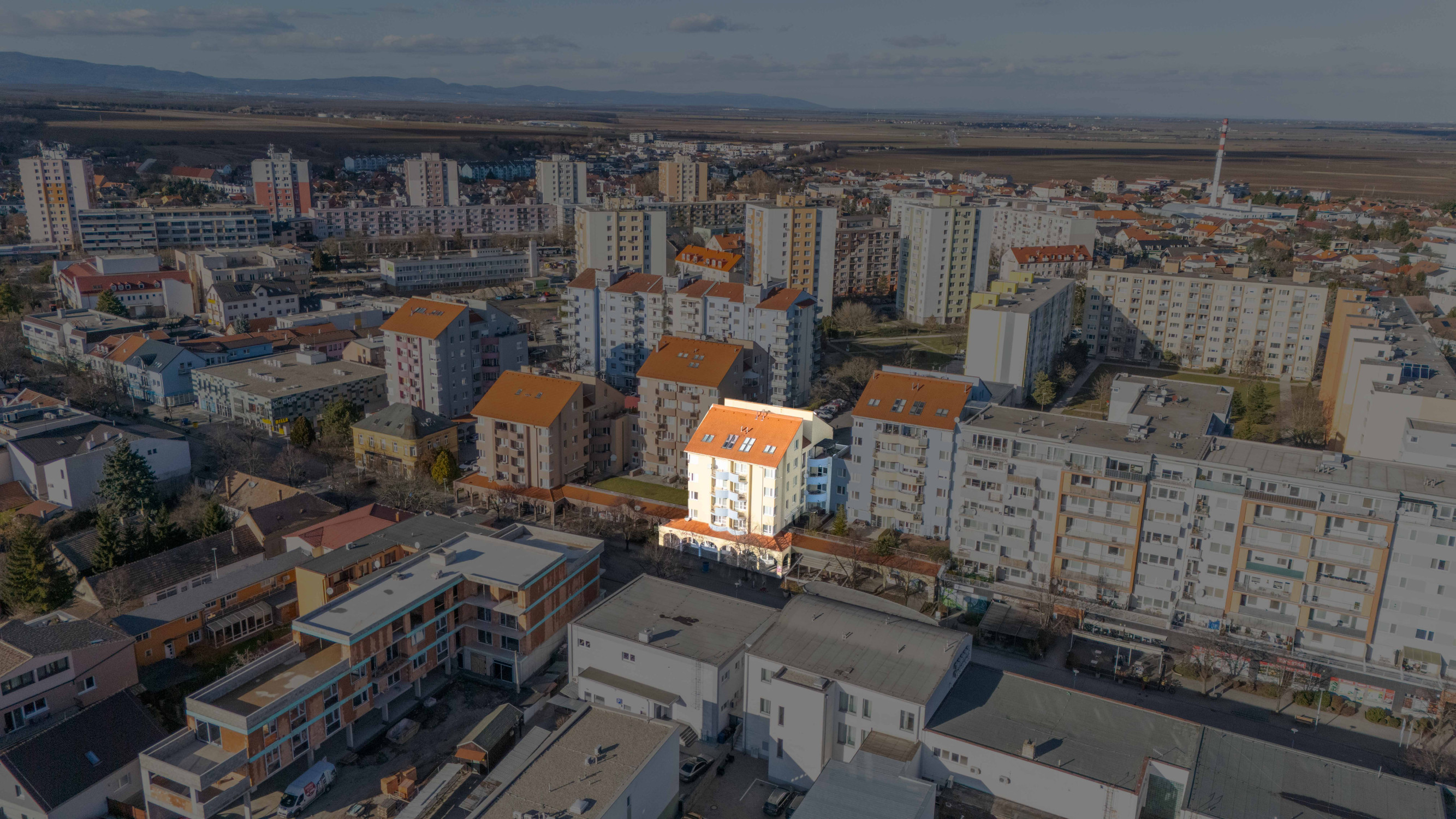 SENEC - NA PREDAJ nadštandardný 4-izbový mezanín v srdci mesta (na pešej zóne)