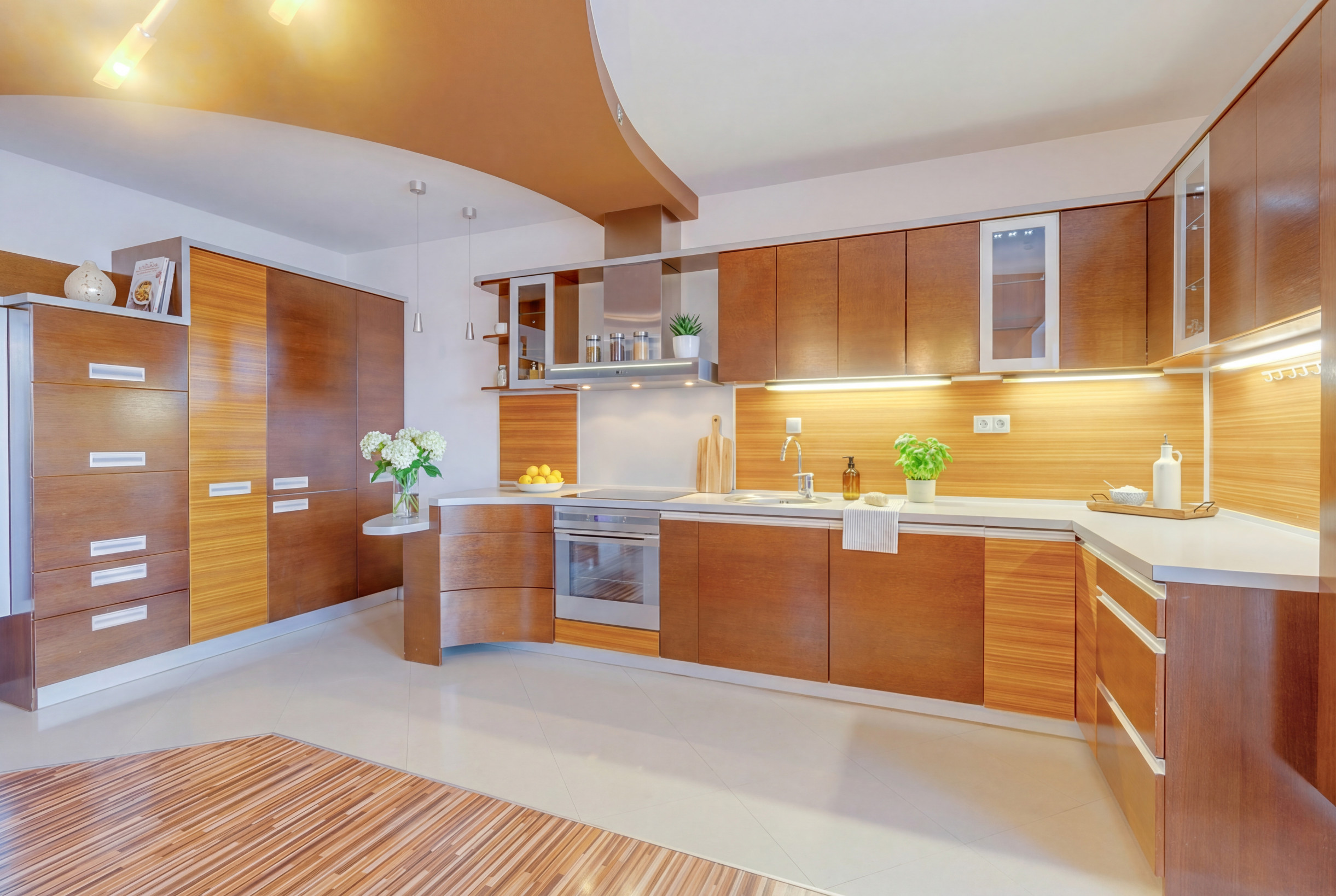 SENEC - NA PREDAJ nadštandardný 4-izbový mezanín v srdci mesta (na pešej zóne)