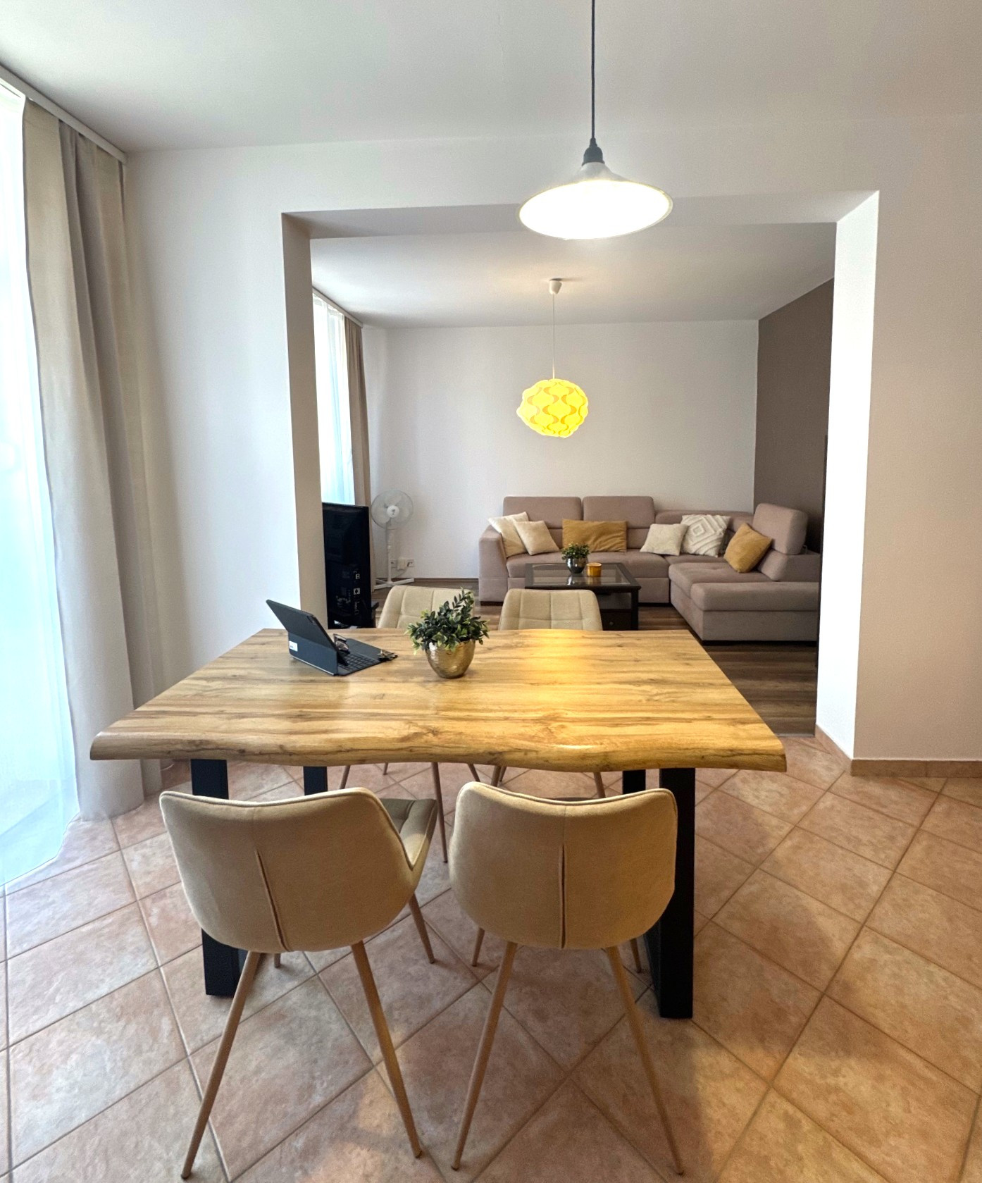 Na PRENÁJOM: Priestranný 2-izbový byt s loggiou a garážovým státím – Matejkova, Dlhé diely, Bratislava