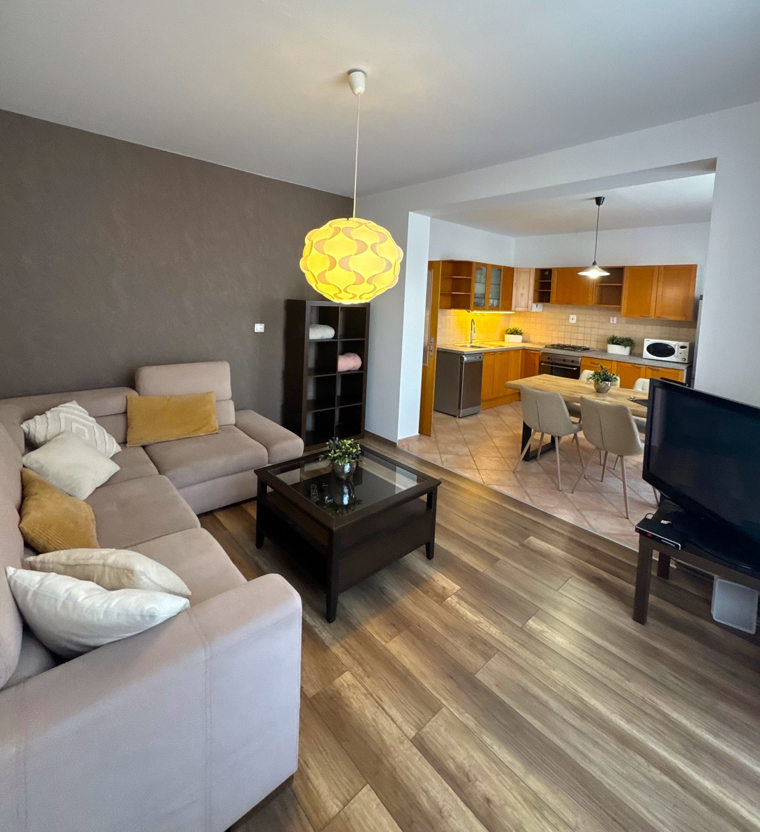 Na PRENÁJOM: Priestranný 2-izbový byt s loggiou a garážovým státím – Matejkova, Dlhé diely, Bratislava