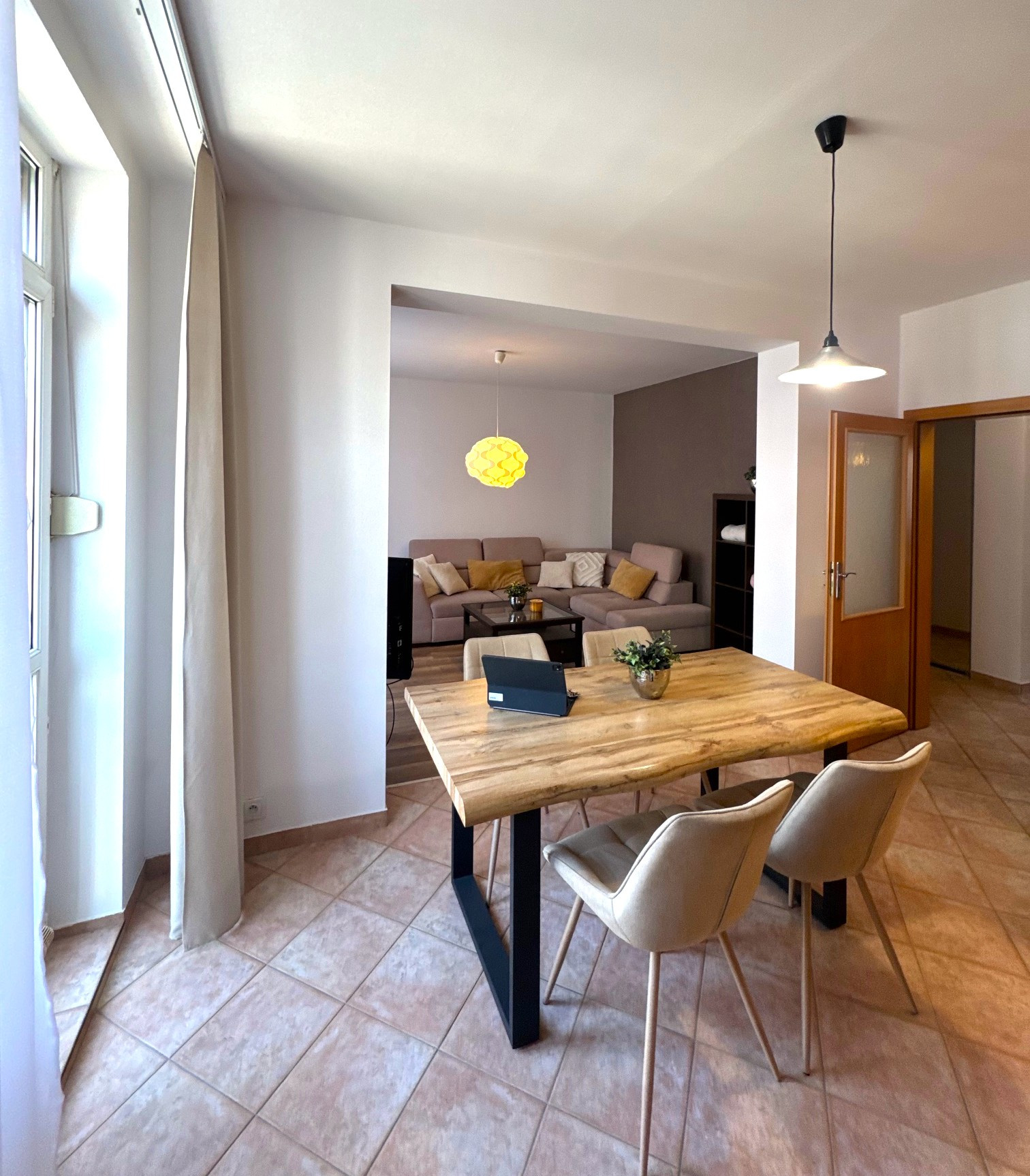 Na PRENÁJOM: Priestranný 2-izbový byt s loggiou a garážovým státím – Matejkova, Dlhé diely, Bratislava