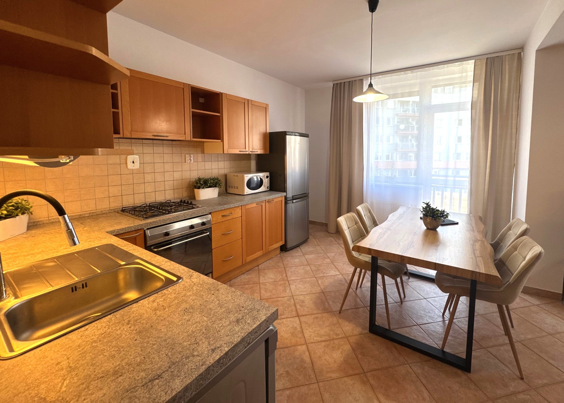 Na PRENÁJOM: Priestranný 2-izbový byt s loggiou a garážovým státím – Matejkova, Dlhé diely, Bratislava