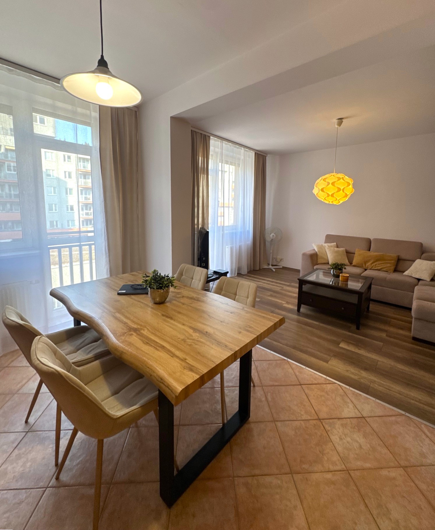 Na PRENÁJOM: Priestranný 2-izbový byt s loggiou a garážovým státím – Matejkova, Dlhé diely, Bratislava