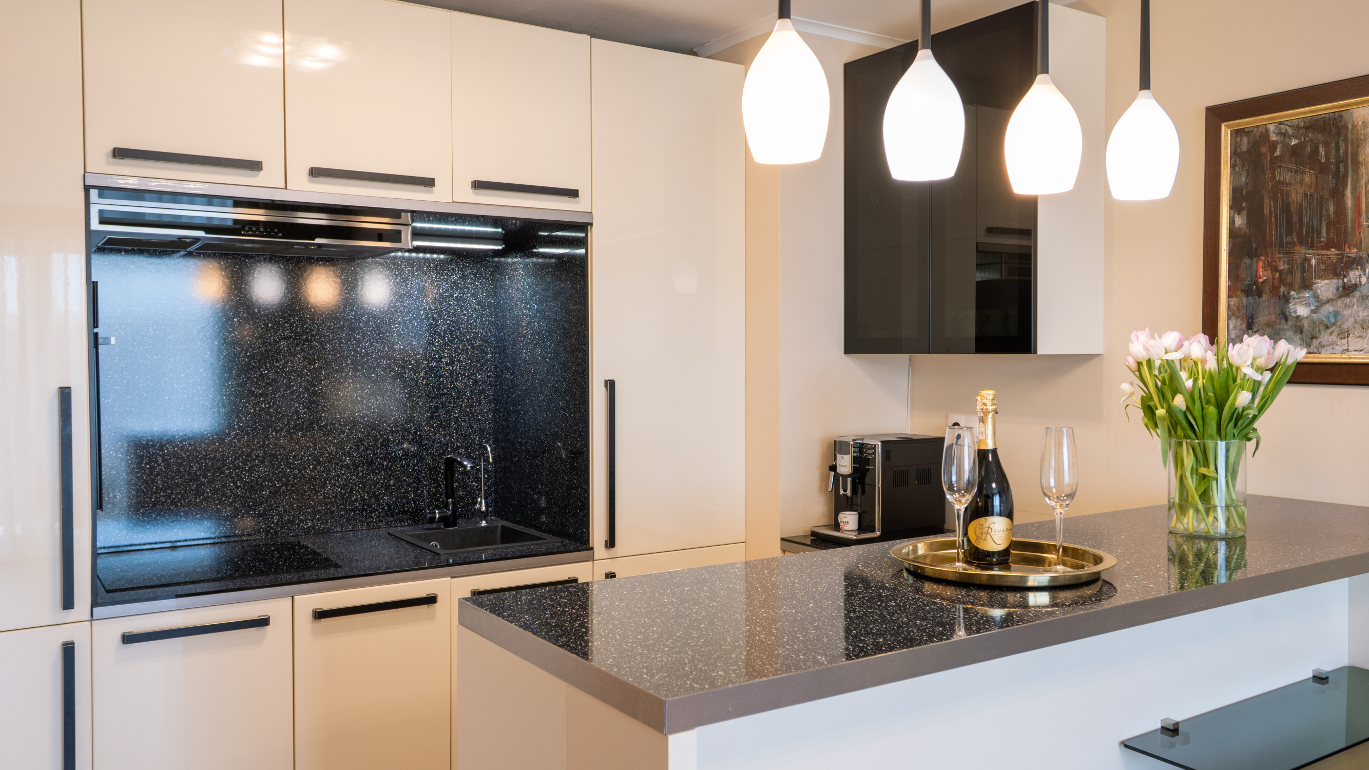 Na predaj  moderný 2 izbový byt v Bratislave v proekte -Slniečnice s pivničnou kopkou a parkovacím statim