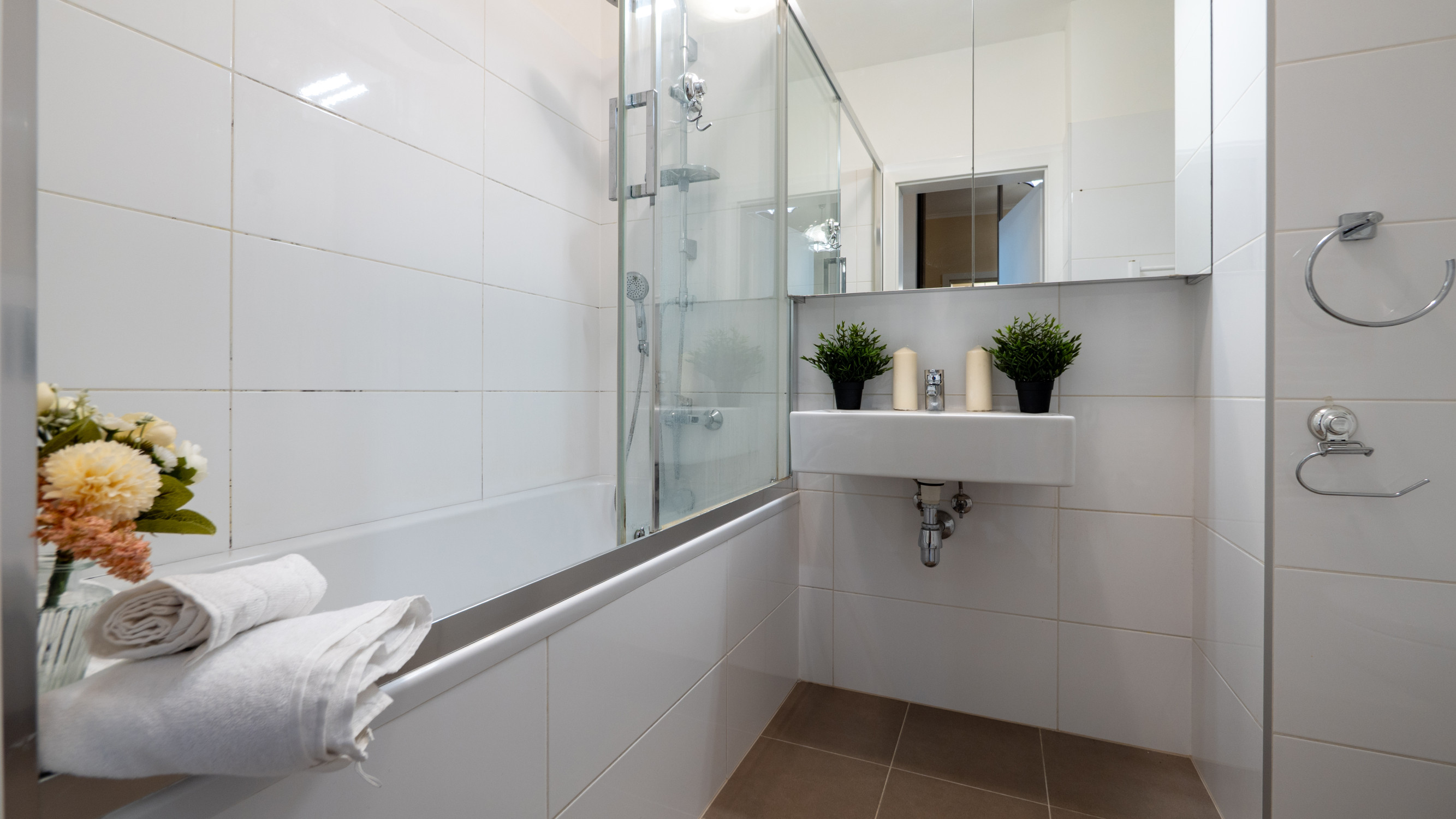 Na predaj  moderný 2 izbový byt v Bratislave v proekte -Slniečnice s pivničnou kopkou a parkovacím statim