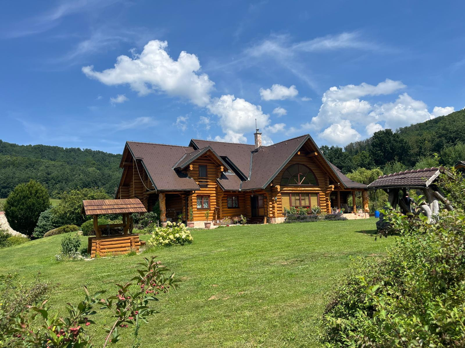 Luxusný nízkoenergetický zrub Podzámčok pri Zvolene – súkromie, príroda a pozemok 11 000 m²