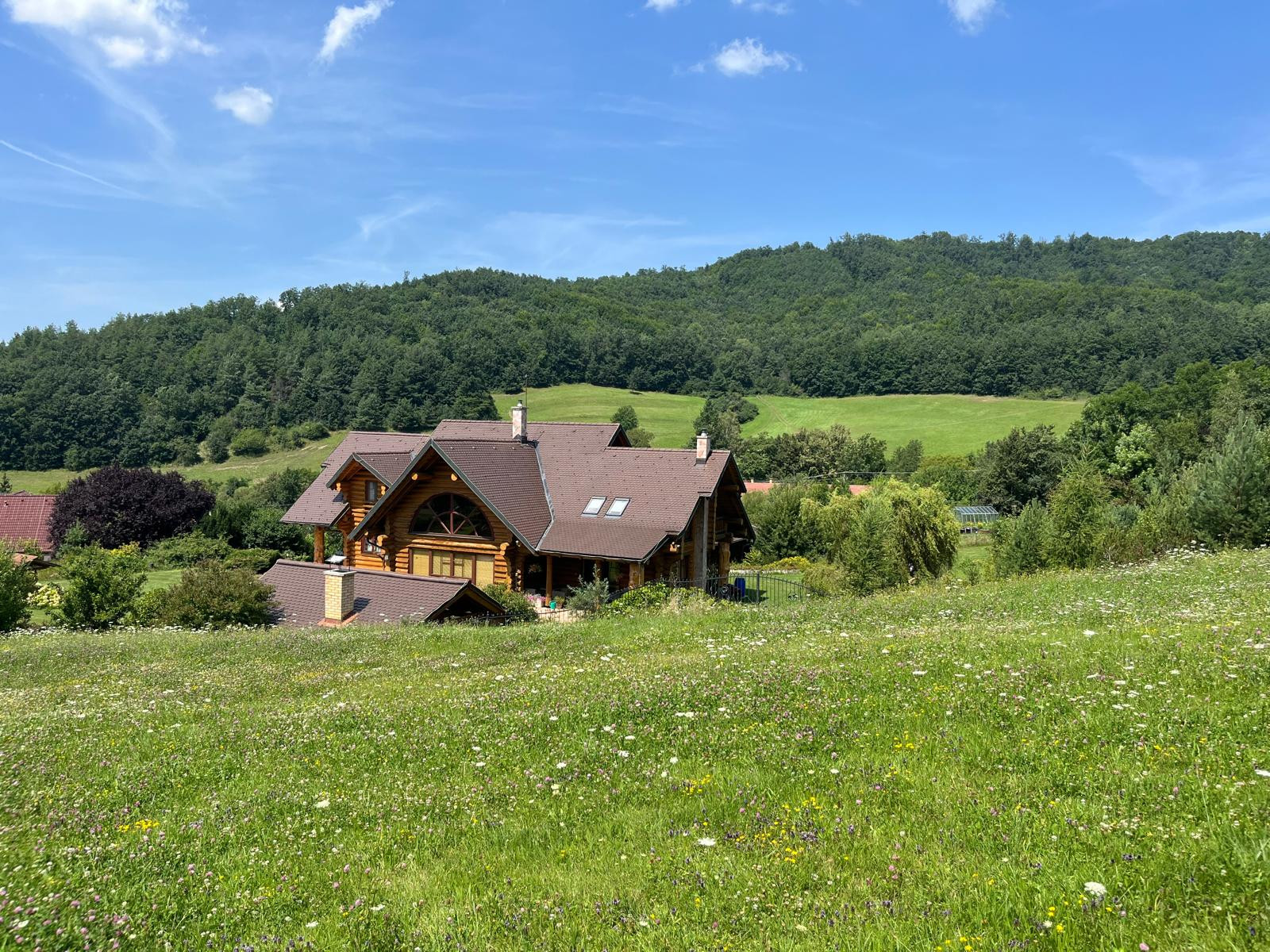 Luxusný nízkoenergetický zrub Podzámčok pri Zvolene – súkromie, príroda a pozemok 11 000 m²