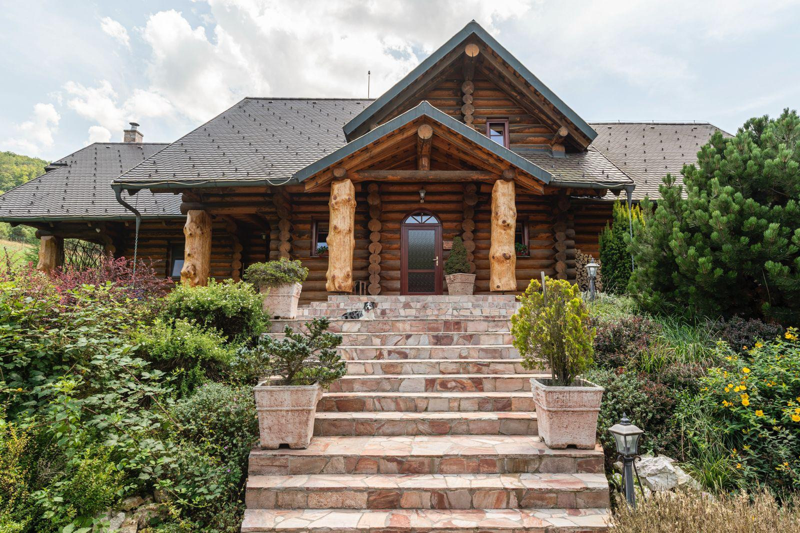 Luxusný nízkoenergetický zrub Podzámčok pri Zvolene – súkromie, príroda a pozemok 11 000 m²