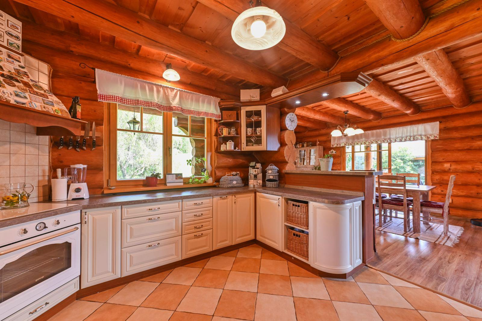 Luxusný nízkoenergetický zrub Podzámčok pri Zvolene – súkromie, príroda a pozemok 11 000 m²